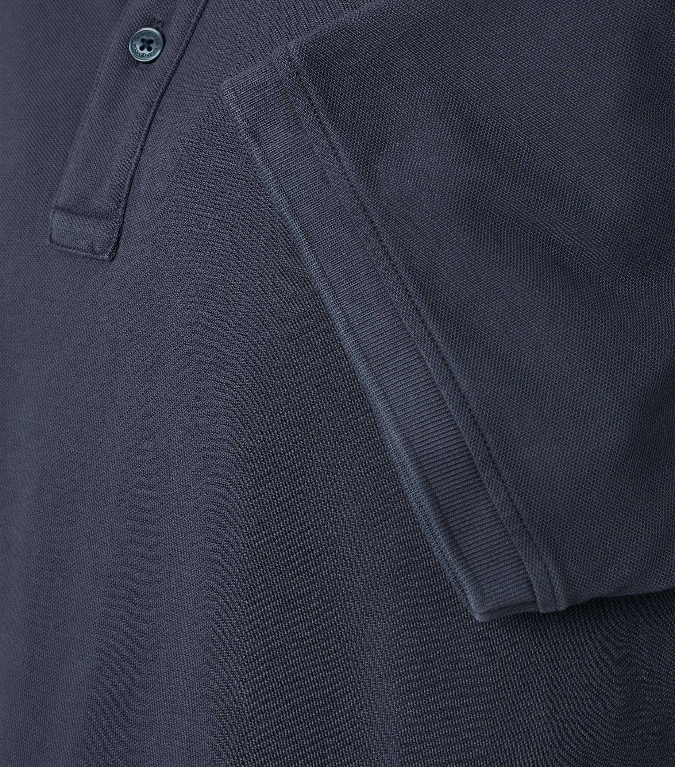 Ein Polo-Shirt im uni Muster in der Farbe Blau