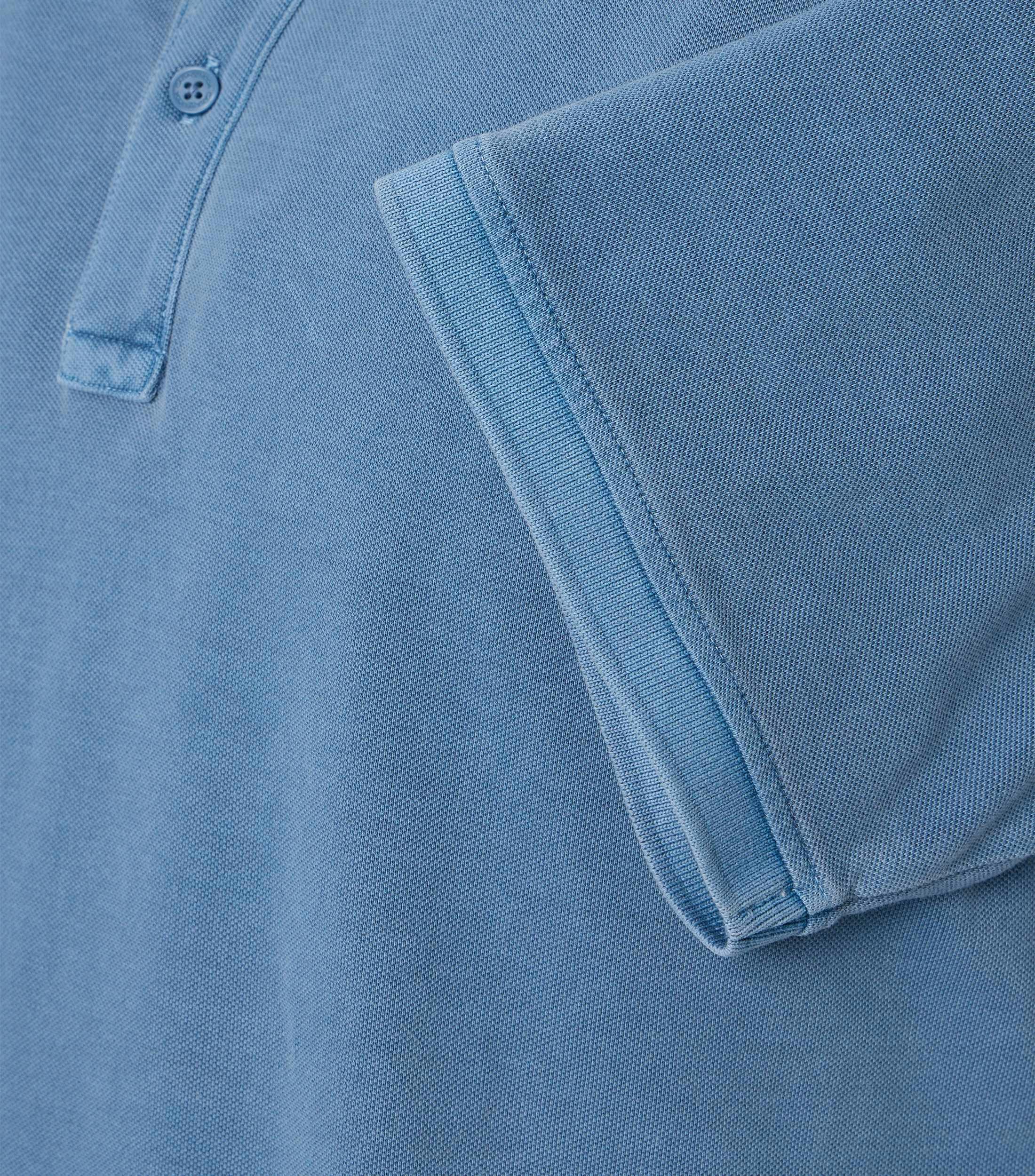 Ein Polo-Shirt im uni Muster in der Farbe Türkis