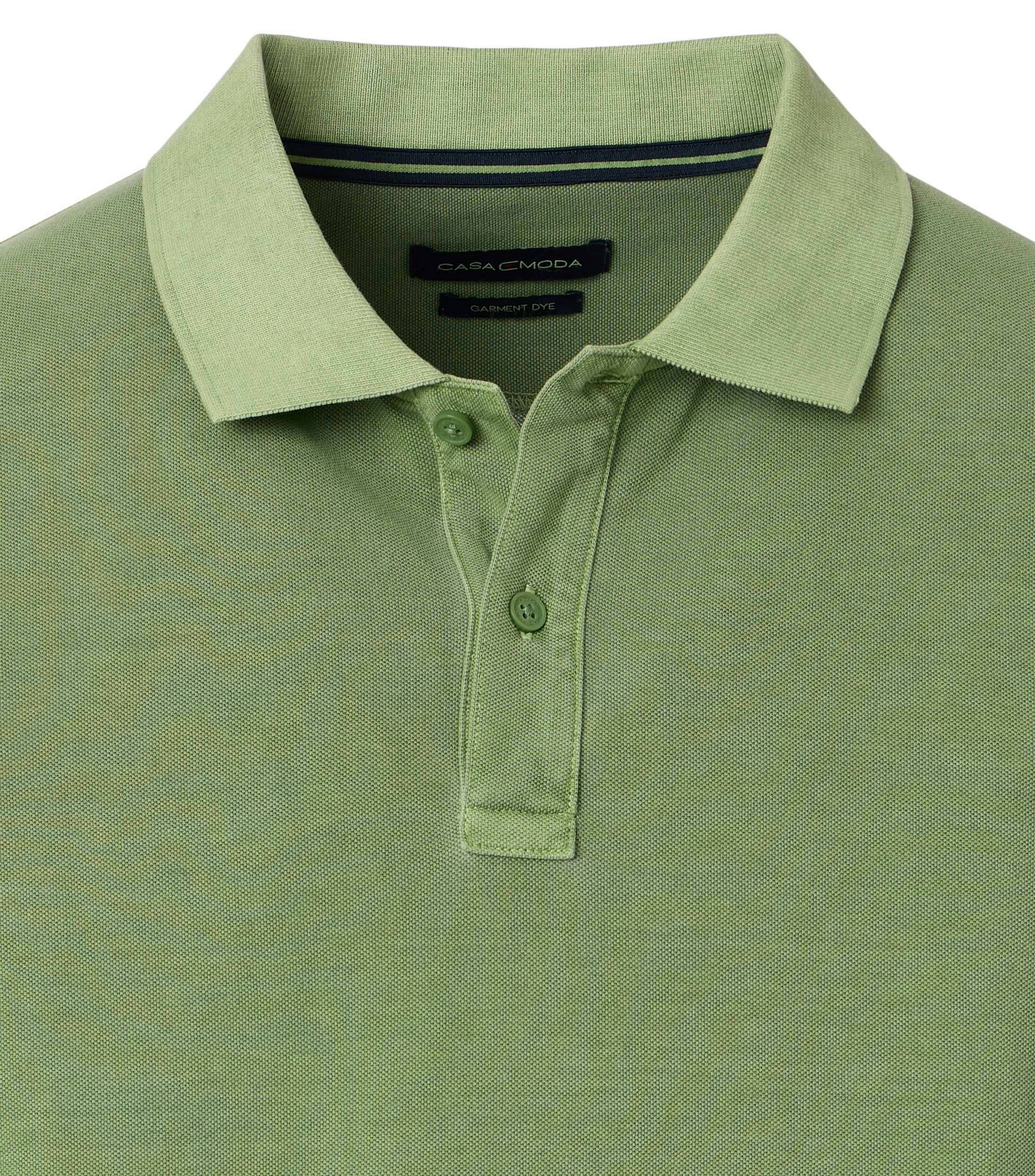 Ein Polo-Shirt im uni Muster in der Farbe Grün