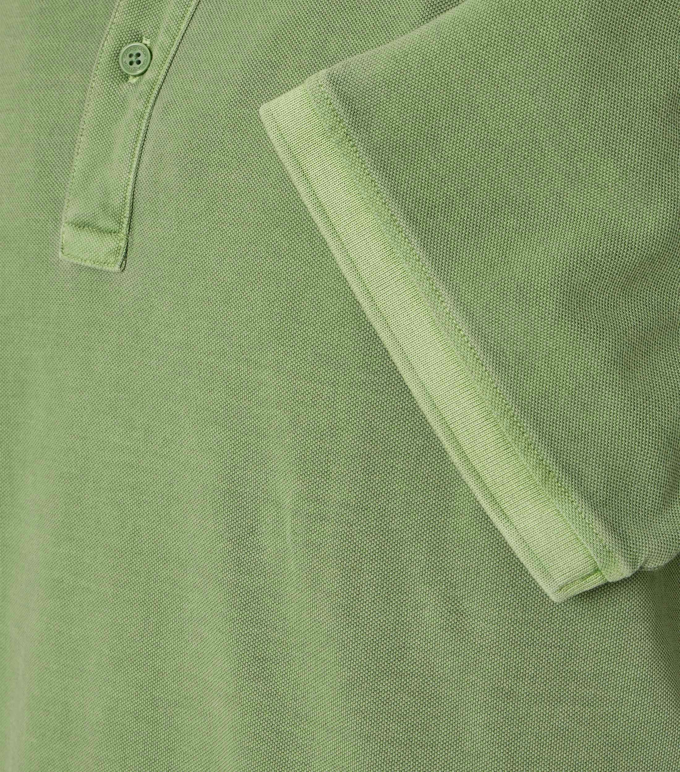 Ein Polo-Shirt im uni Muster in der Farbe Grün