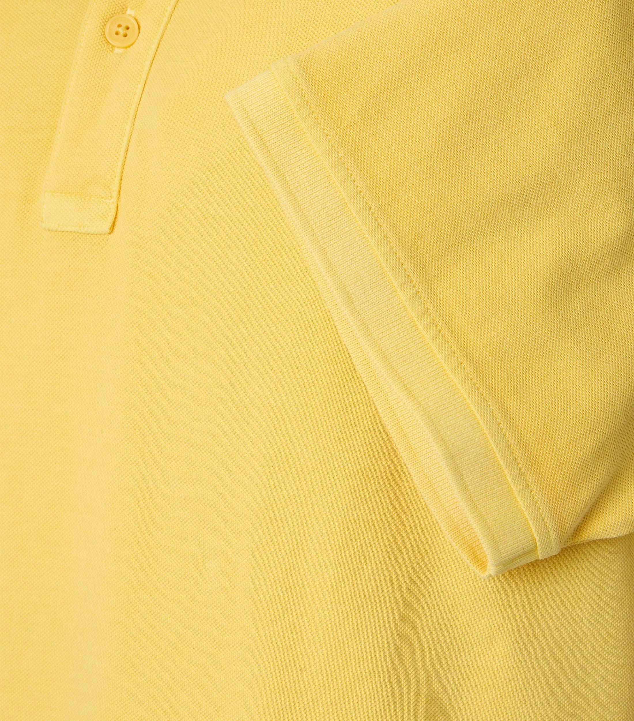 Ein Polo-Shirt im uni Muster in der Farbe Beige