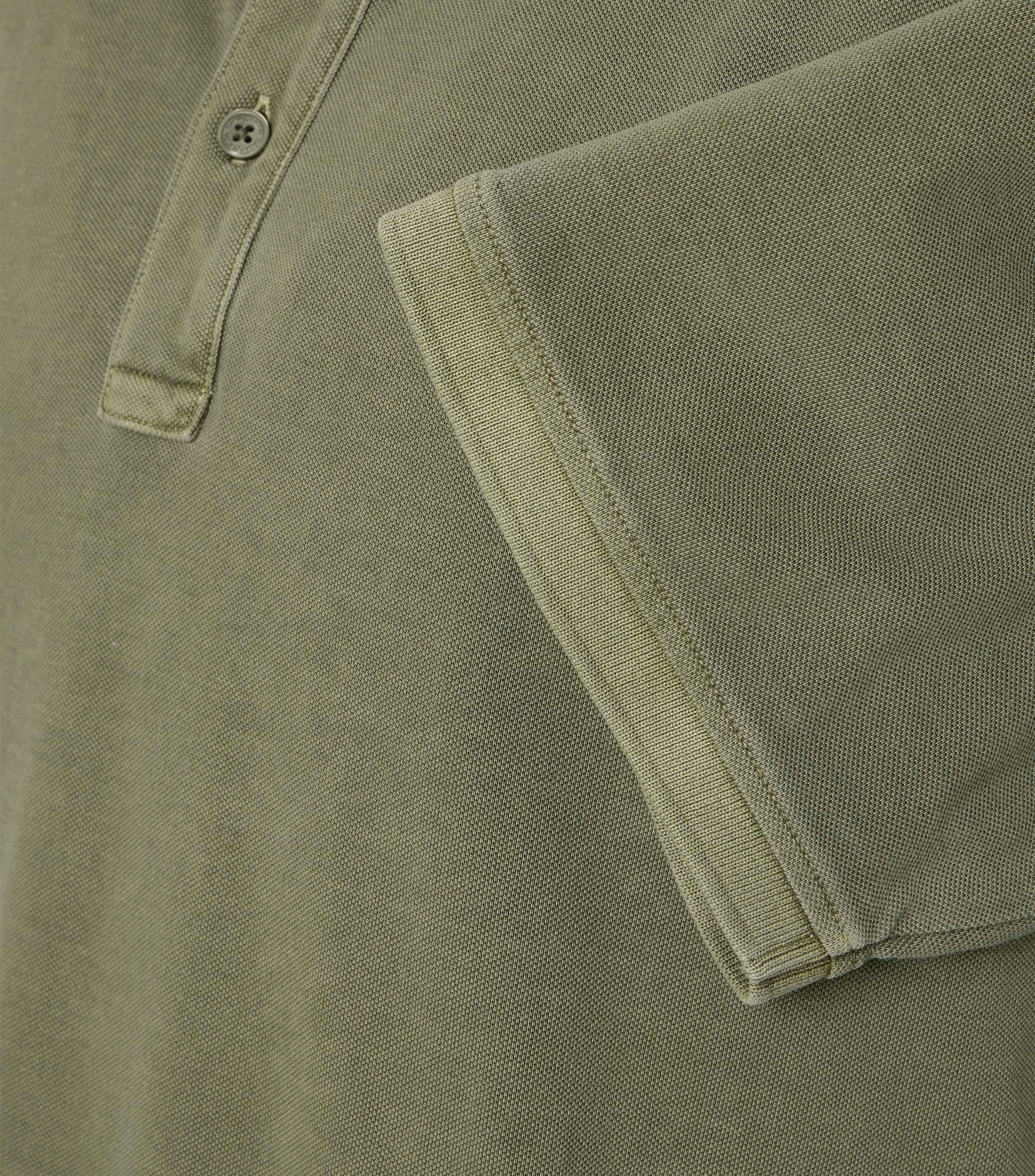 Ein Polo-Shirt im uni Muster in der Farbe Dunkelgrün