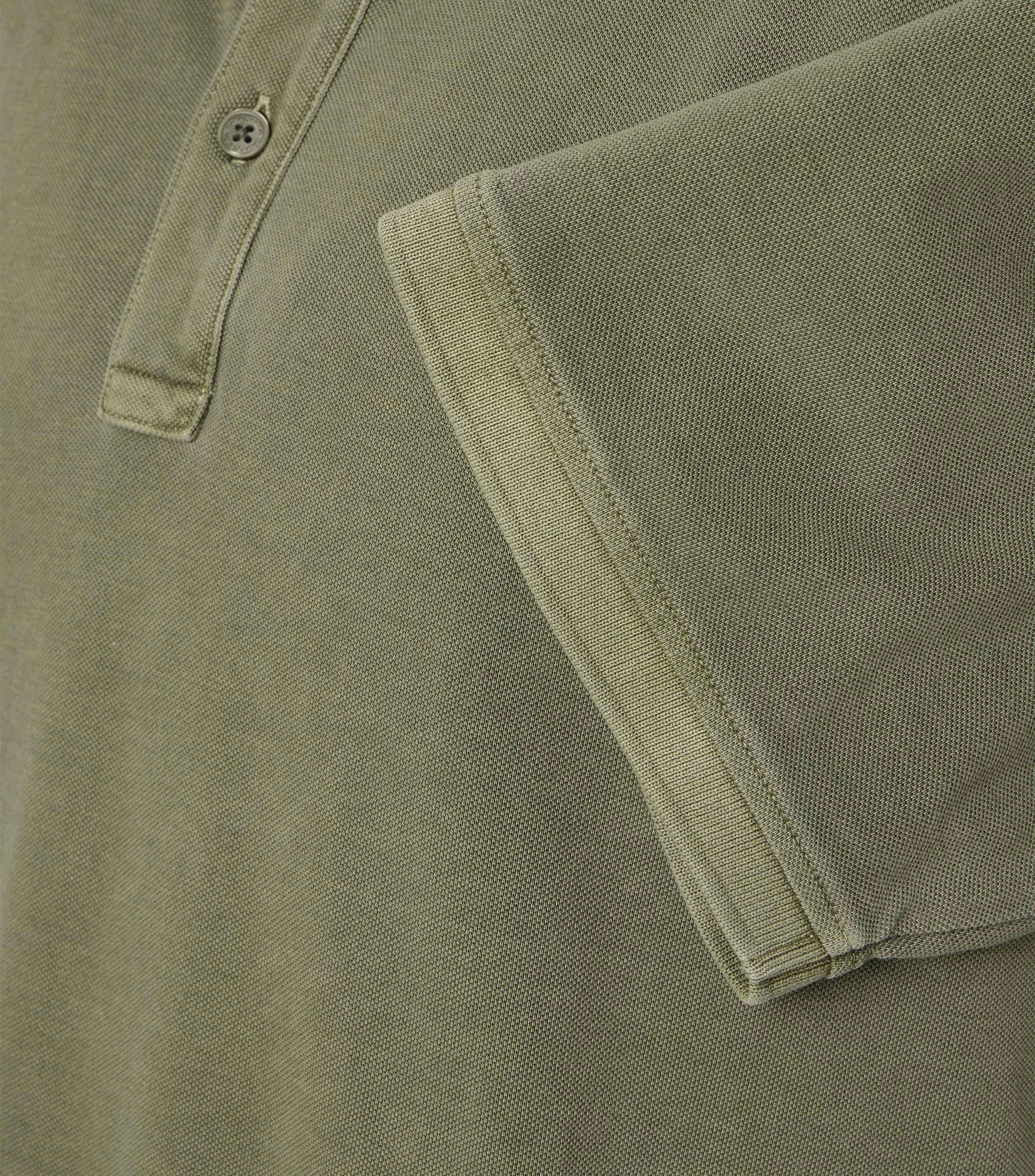 Polo-Shirt im unifarbenen Design in der Farbe Dunkelgrün