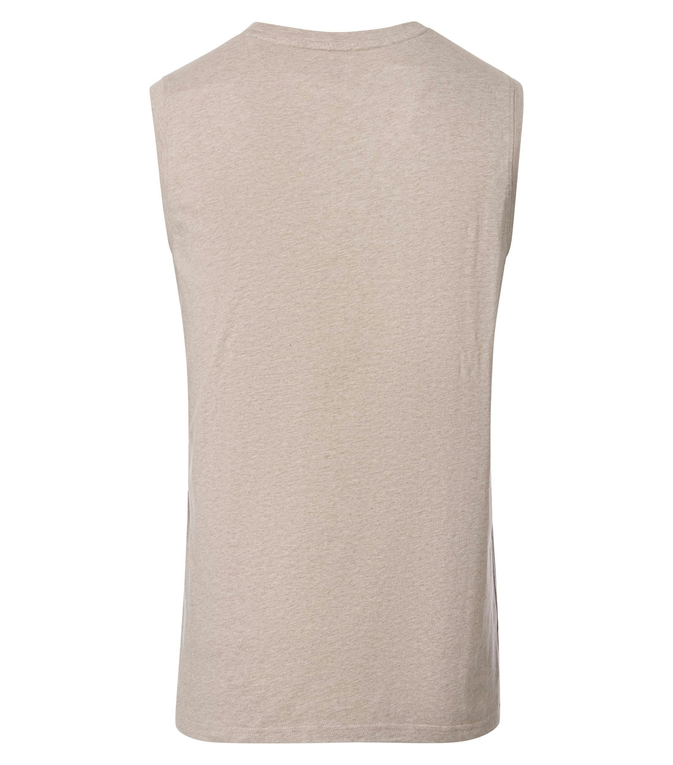 Ein T-Shirt im uni Muster in der Farbe Beige