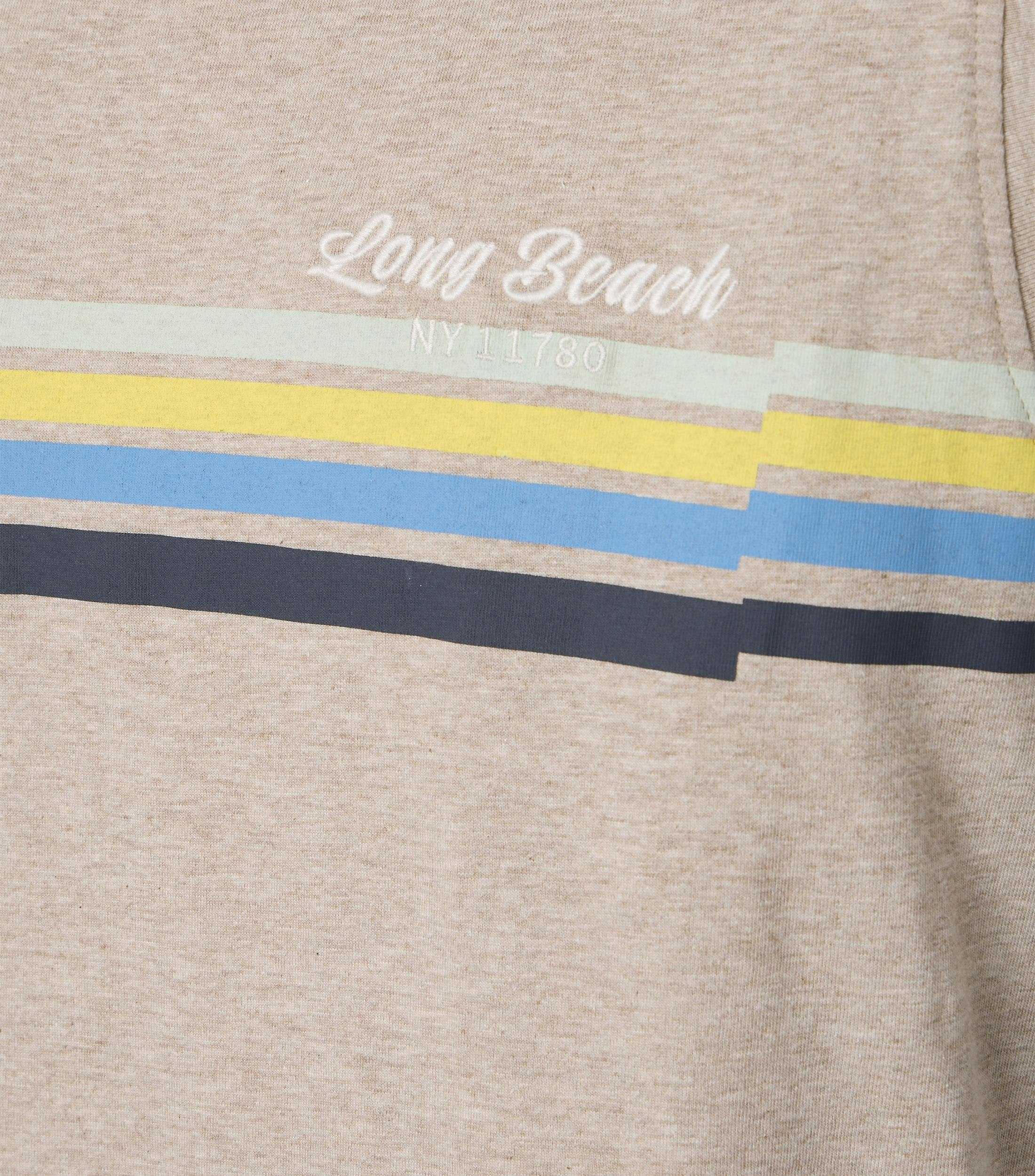 Ein T-Shirt im uni Muster in der Farbe Beige