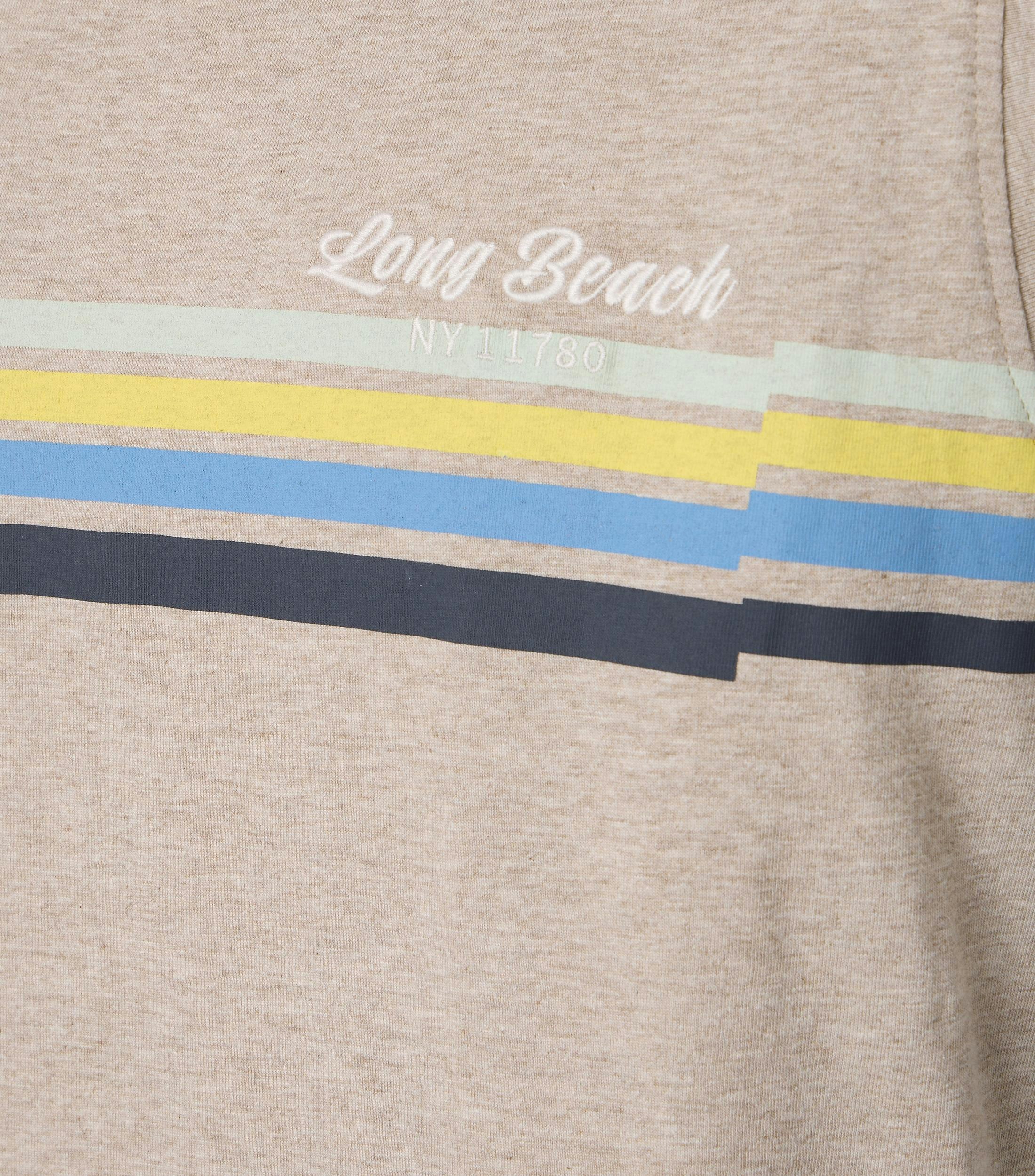 Ein T-Shirt im uni Muster in der Farbe Beige