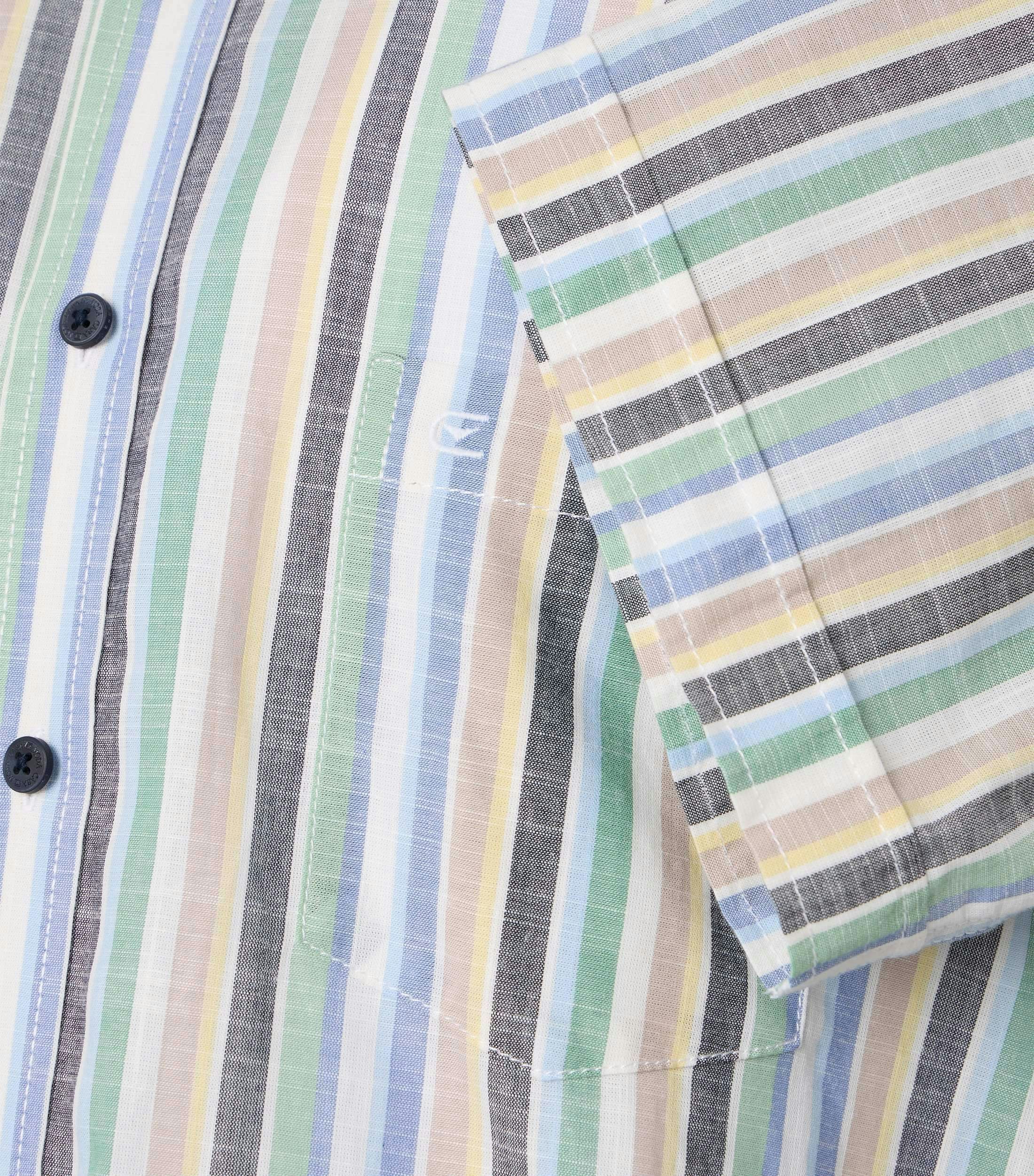 Ein Freizeithemd im gestreift Muster in der Farbe Blau