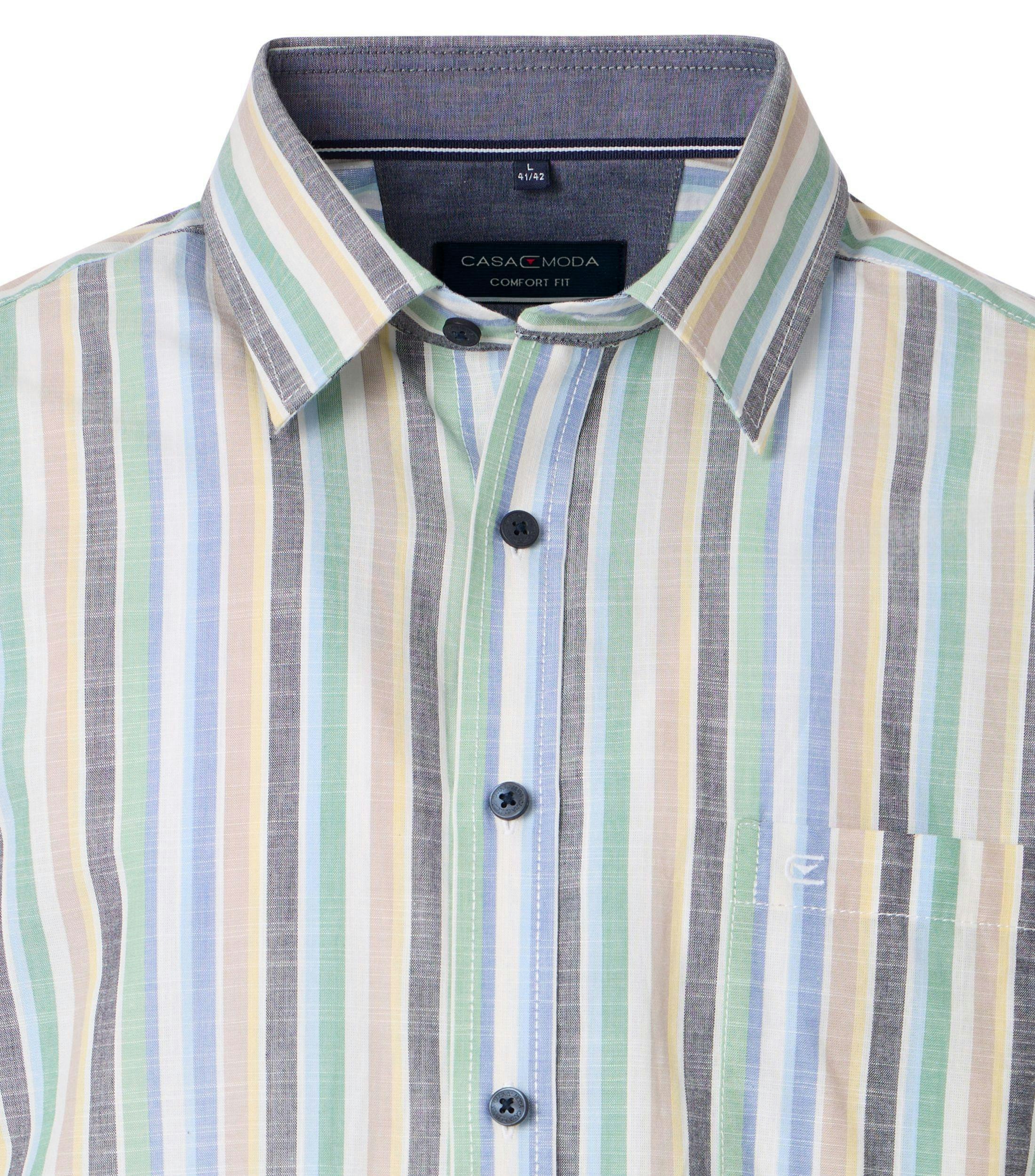 Ein Freizeithemd im gestreift Muster in der Farbe Hellblau