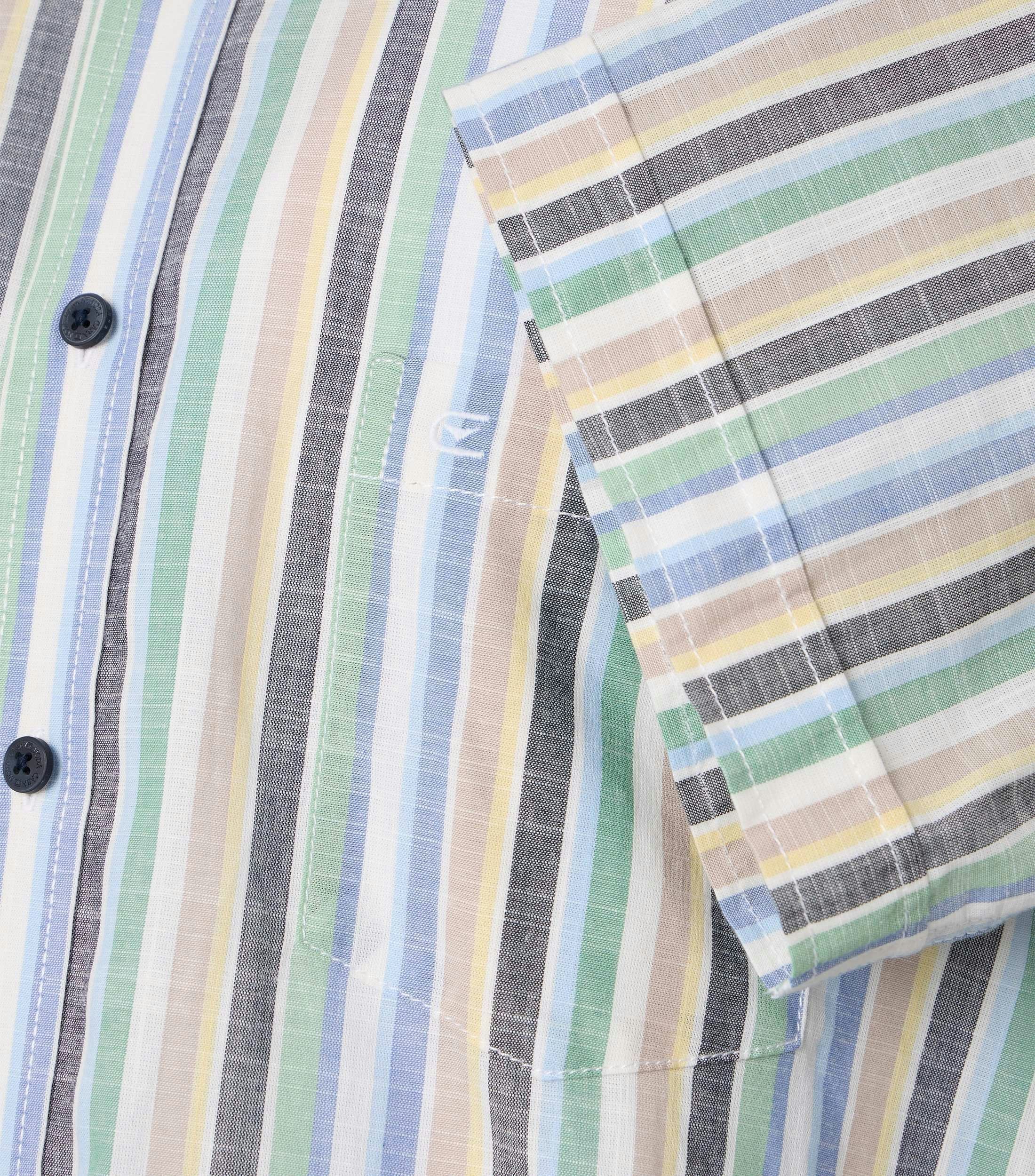 Ein Freizeithemd im gestreift Muster in der Farbe Hellblau