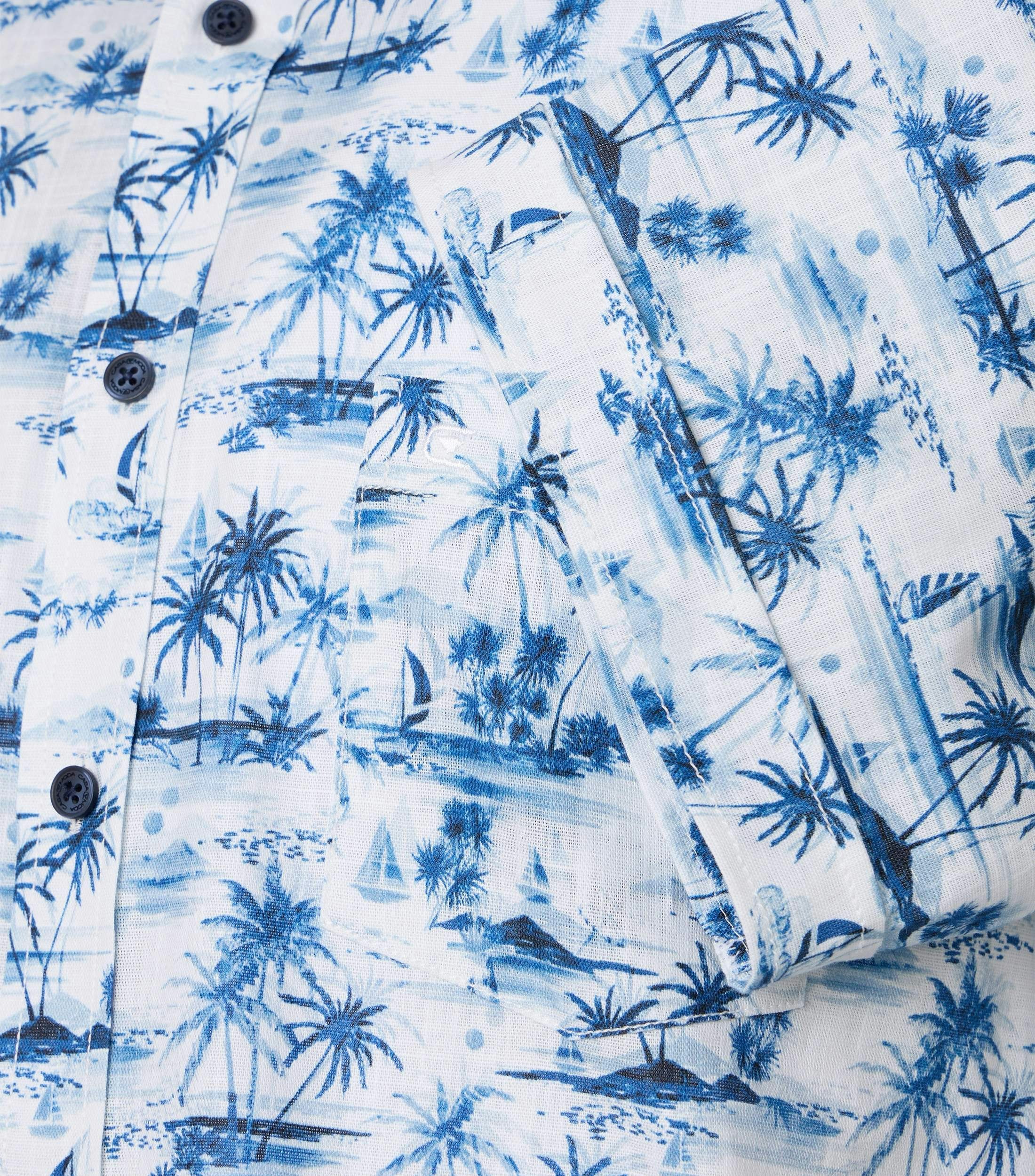 Ein Freizeithemd im Print Muster in der Farbe Blau