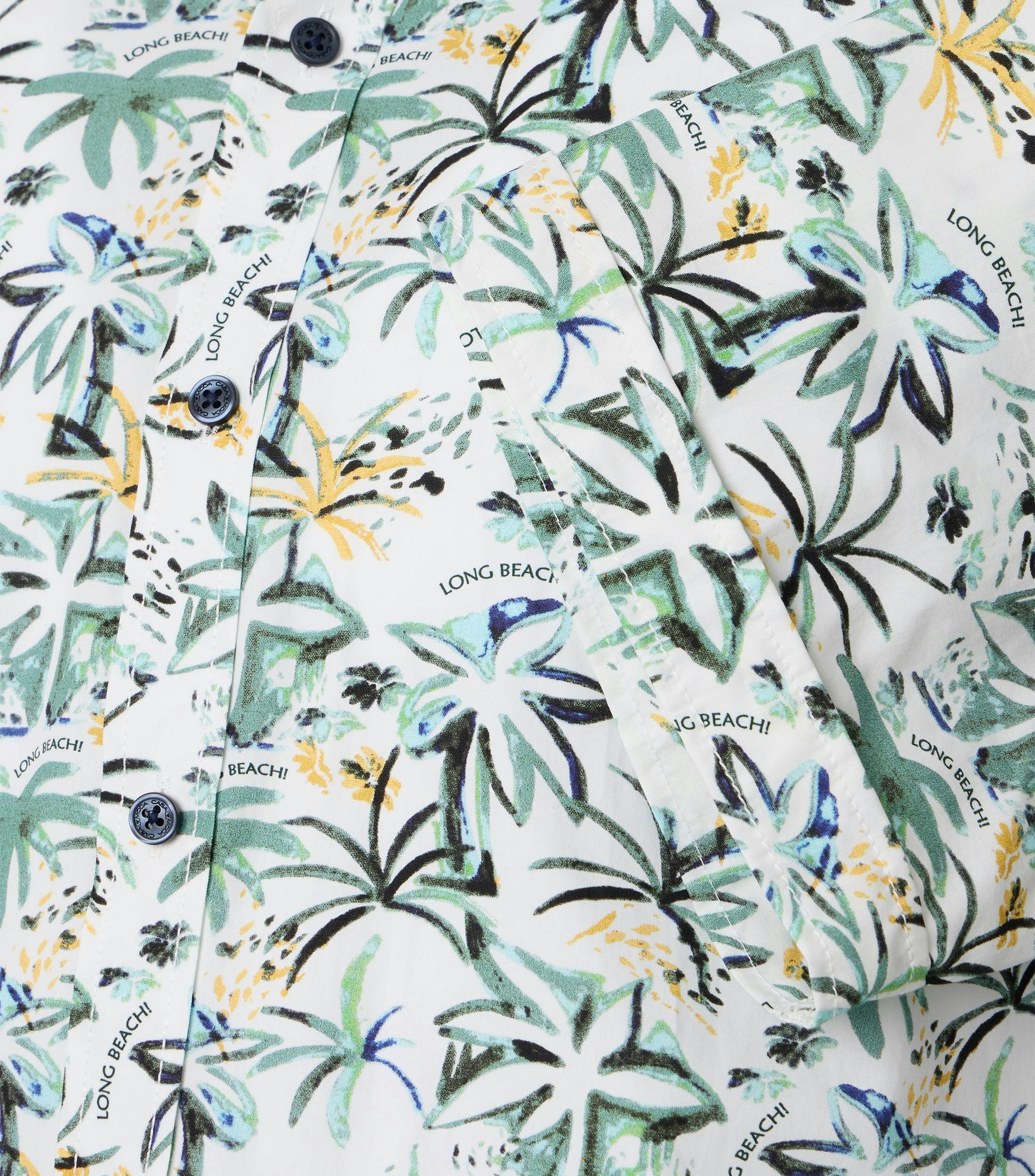 Ein Freizeithemd im Print Muster in der Farbe Grün