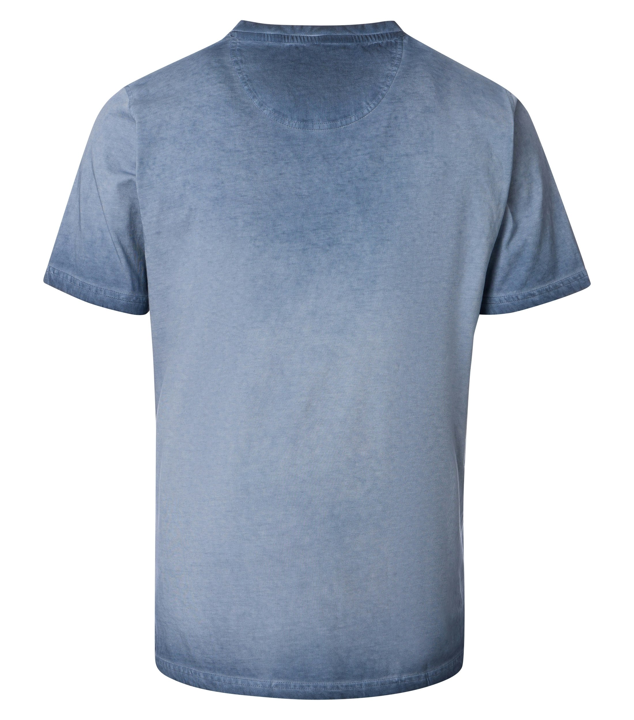 Das Model trägt ein TShirt im uni Muster in der Farbe Blau