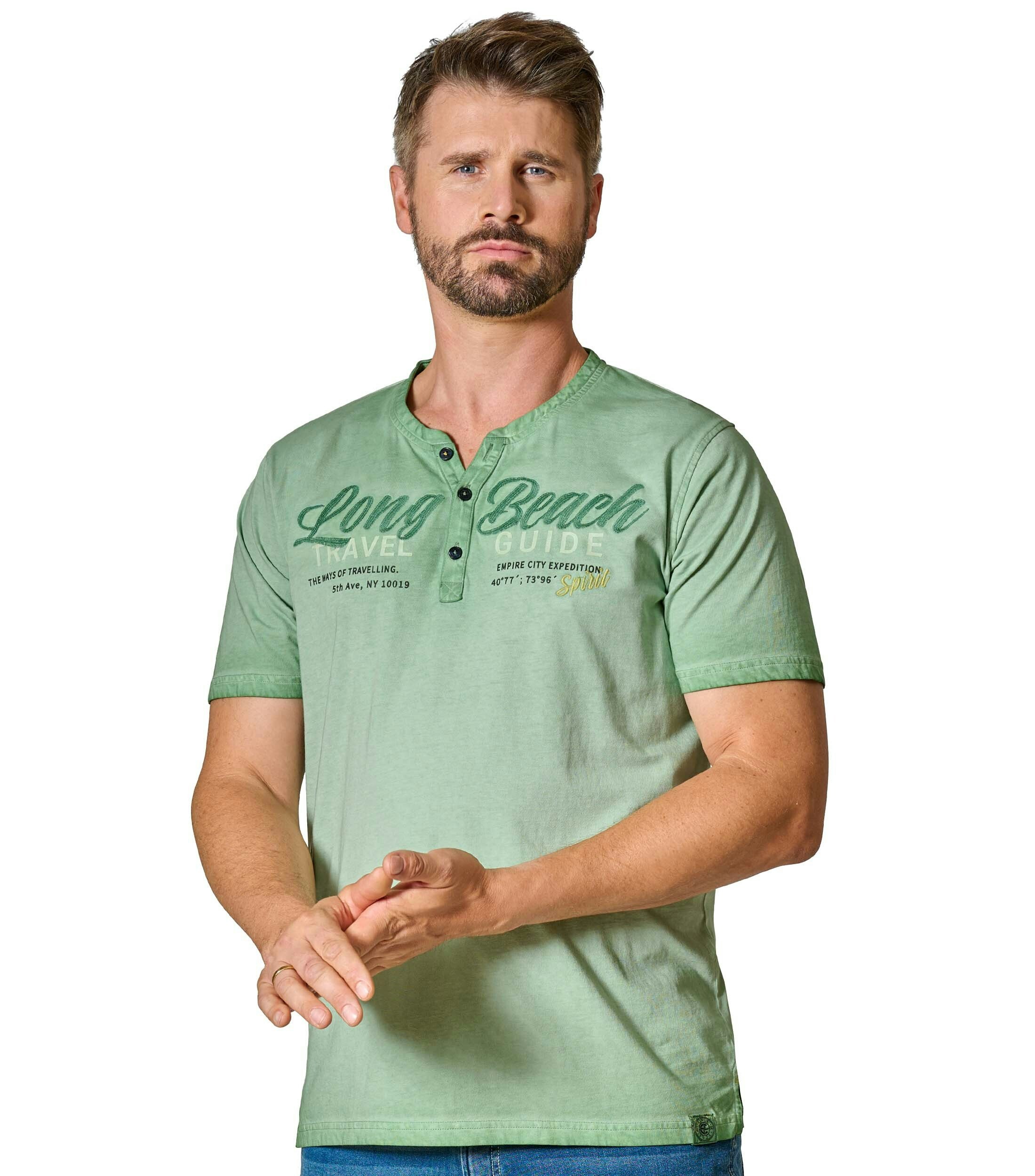 Das Model trägt ein TShirt im uni Muster in der Farbe Türkis