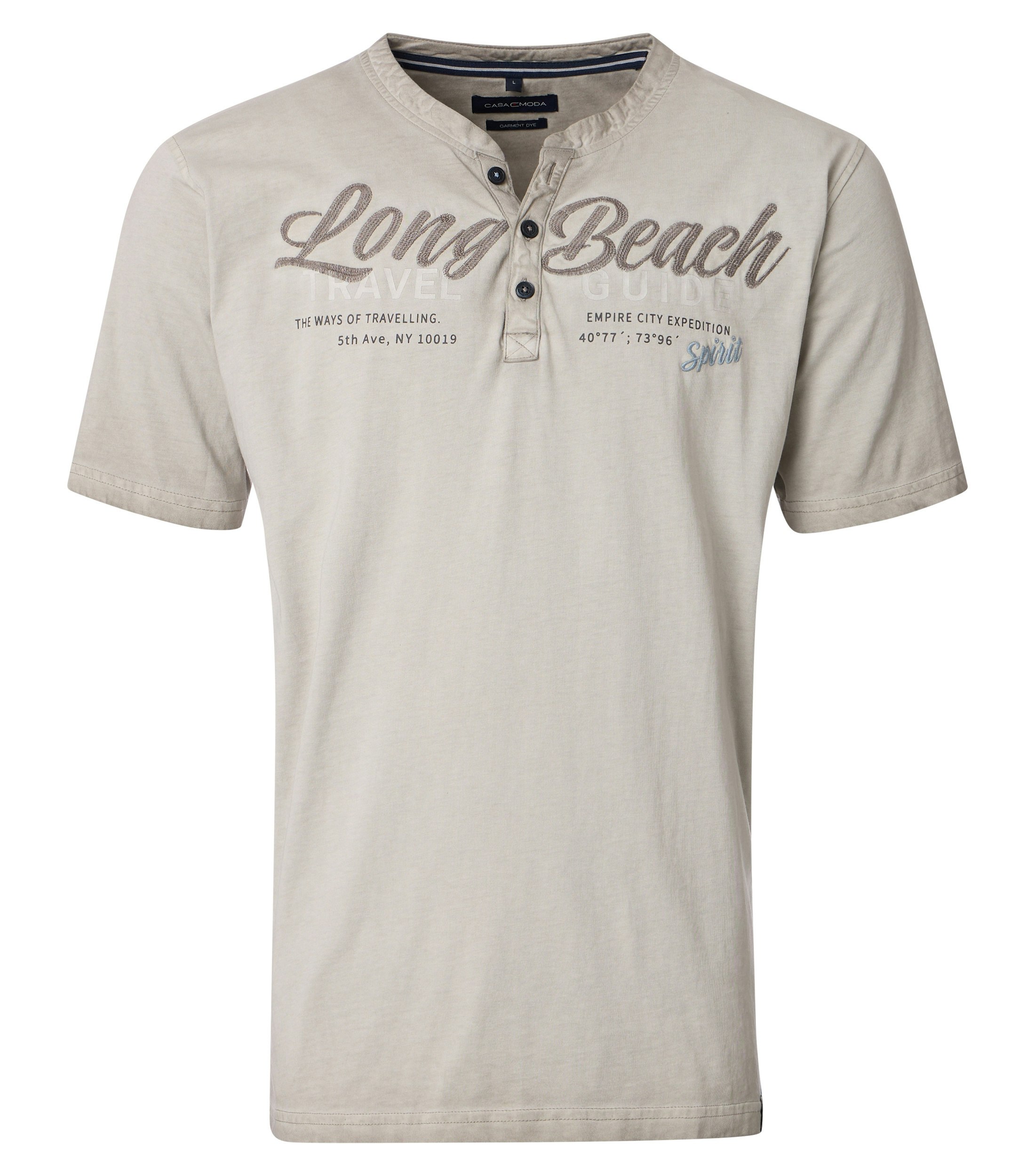 Das Model trägt ein TShirt im uni Muster in der Farbe Beige