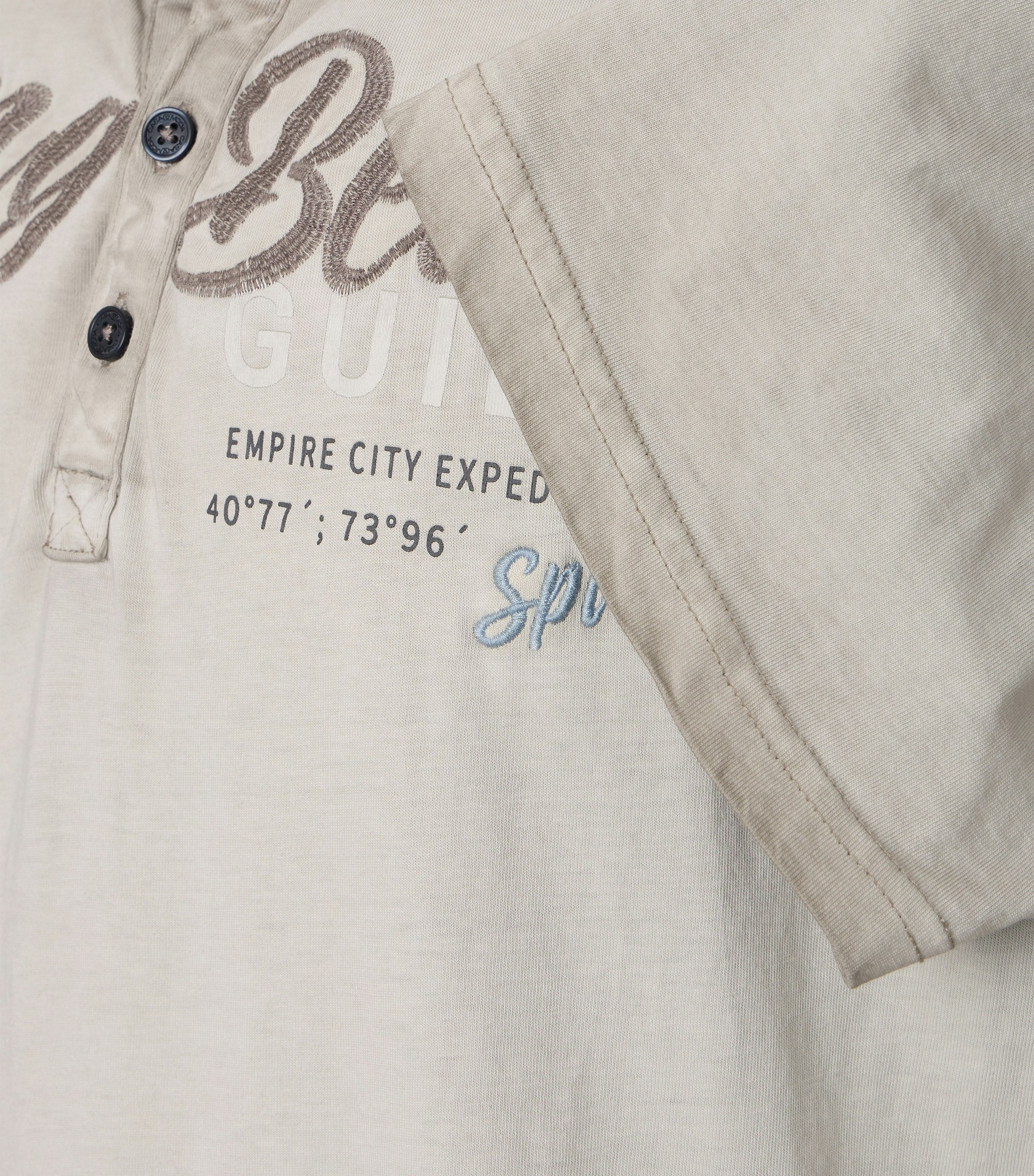 Das Model trägt ein TShirt im uni Muster in der Farbe Beige