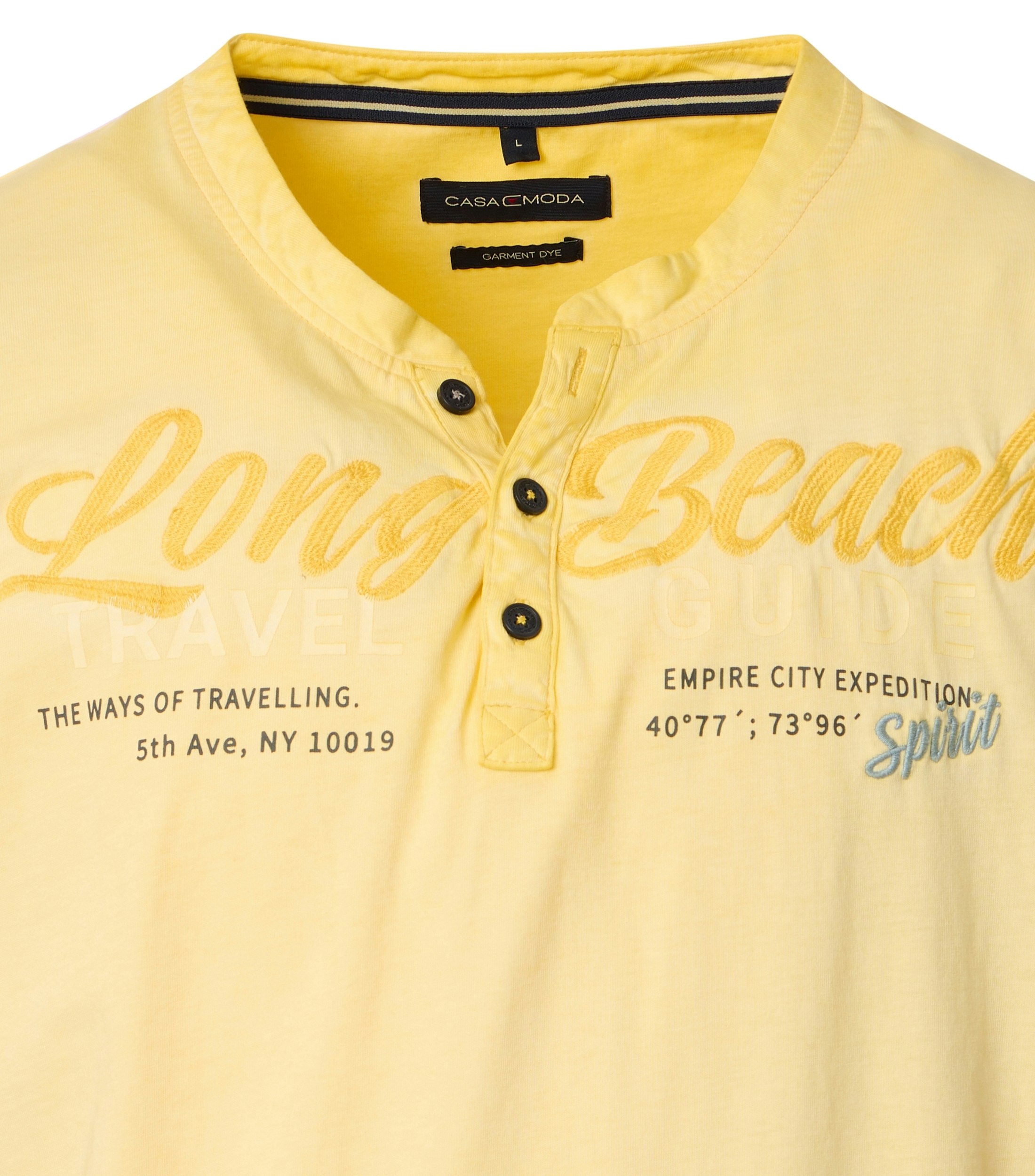 Das Model trägt ein TShirt im uni Muster in der Farbe Gelb