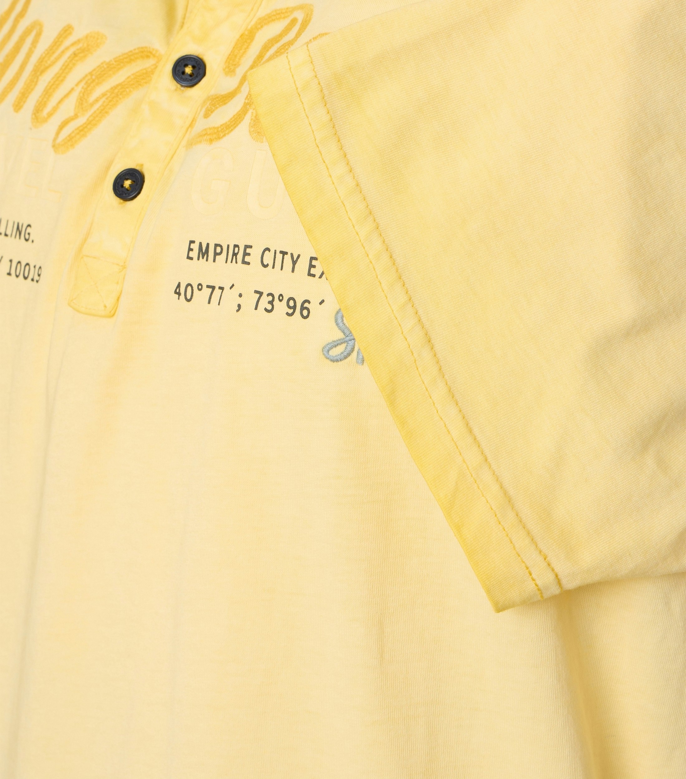 Das Model trägt ein TShirt im uni Muster in der Farbe Gelb