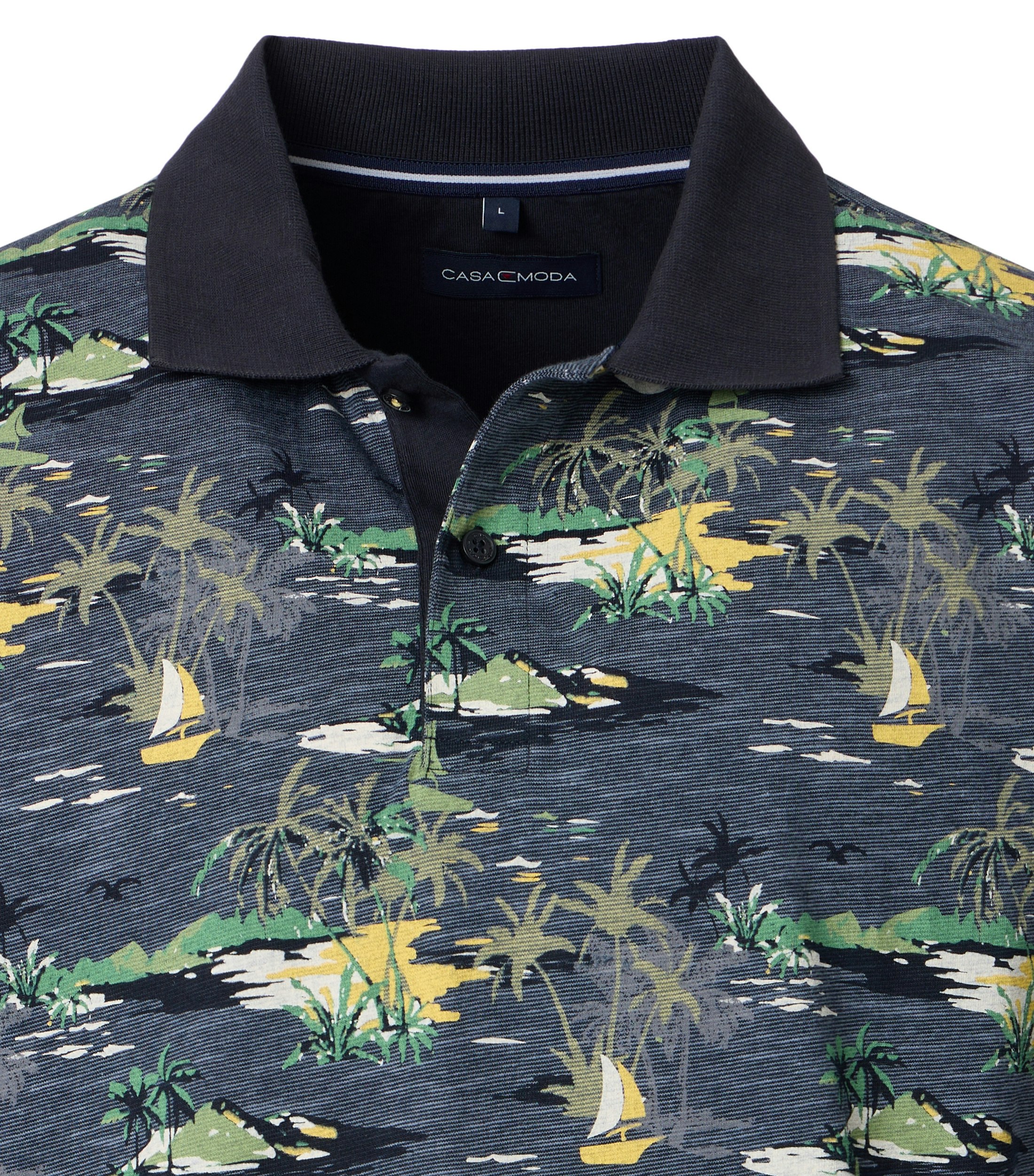 Ein Polo-Shirt im Print Muster in der Farbe Blau