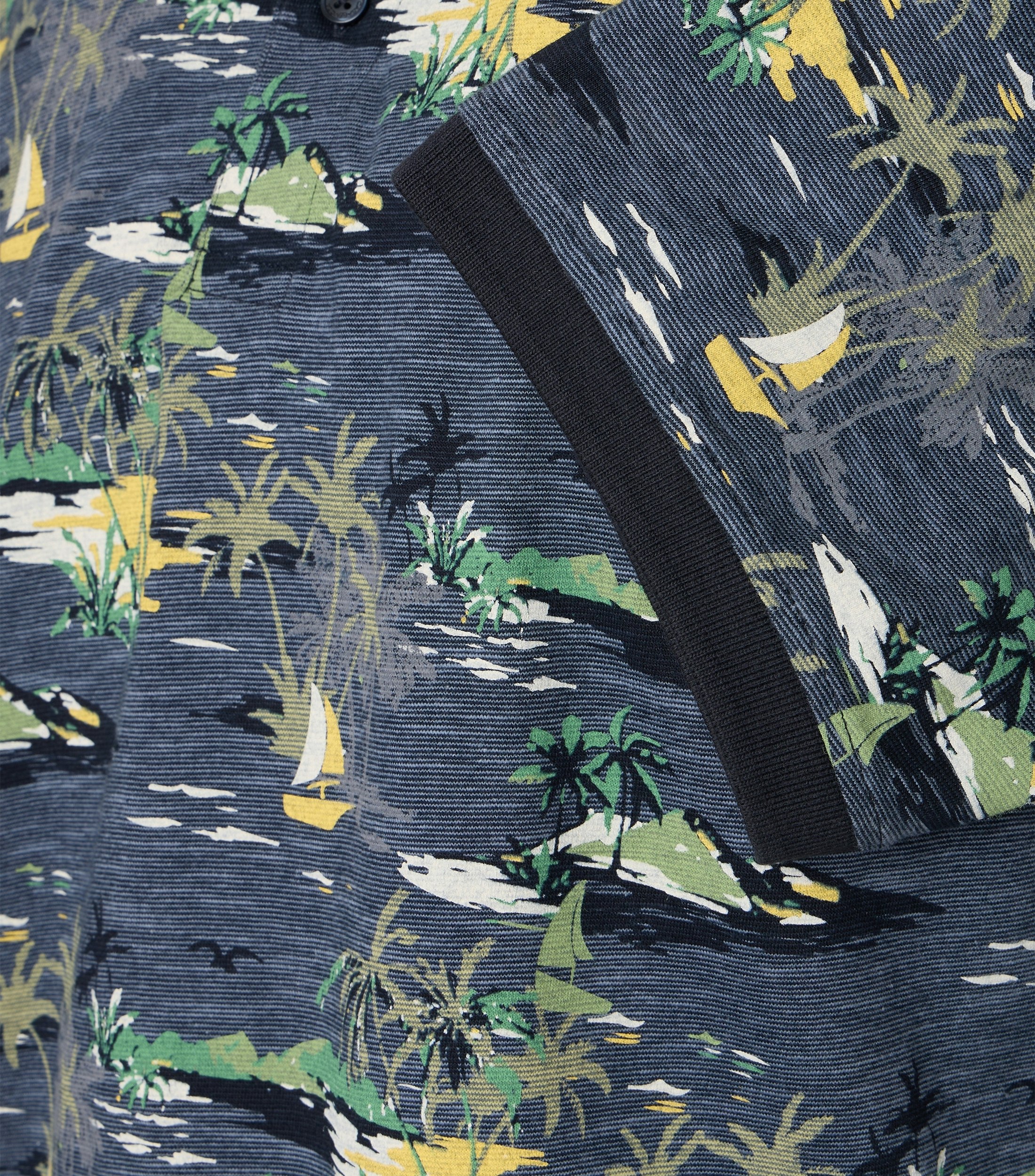 Ein Polo-Shirt im Print Muster in der Farbe Blau