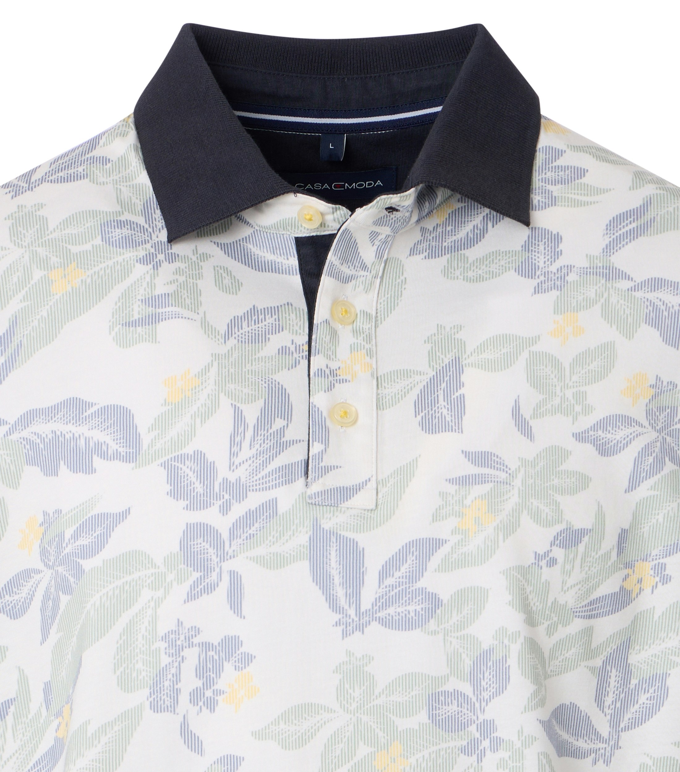 Das Model trägt ein PoloShirt im Print Muster in der Farbe Blau