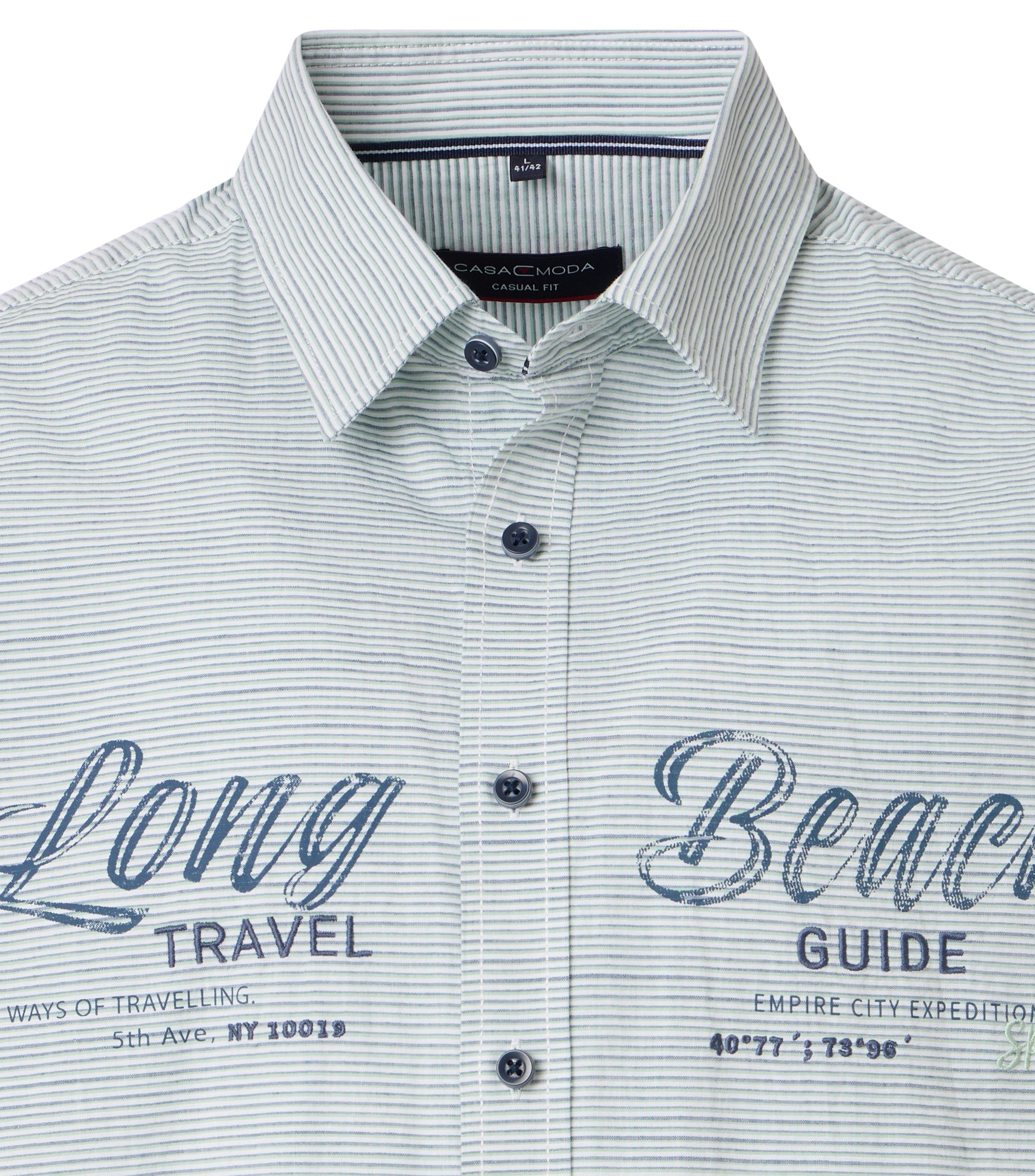 Ein Freizeithemd im gestreift Muster in der Farbe Grün