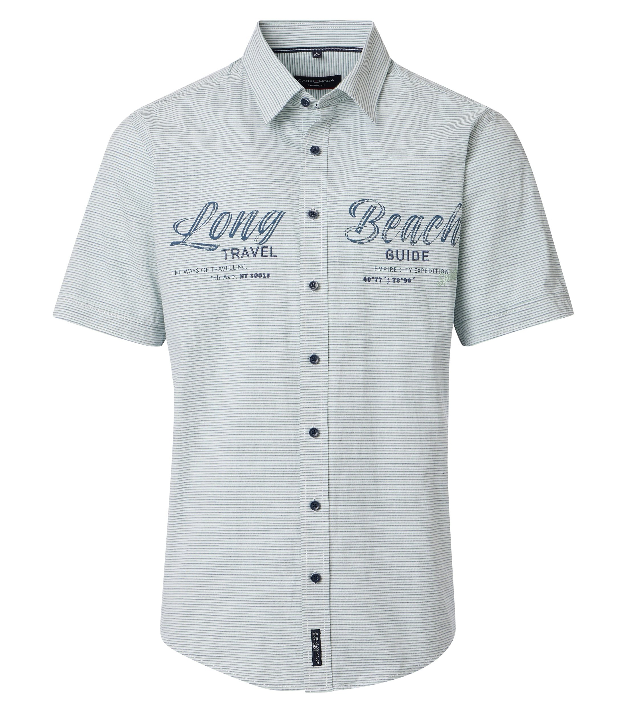 Ein Freizeithemd im gestreift Muster in der Farbe Grün