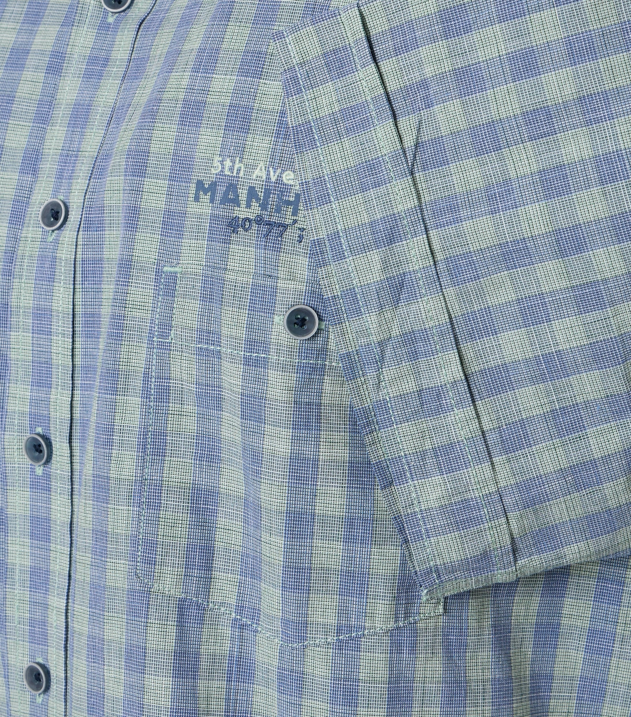 Ein Freizeithemd im kariert Muster in der Farbe Grün