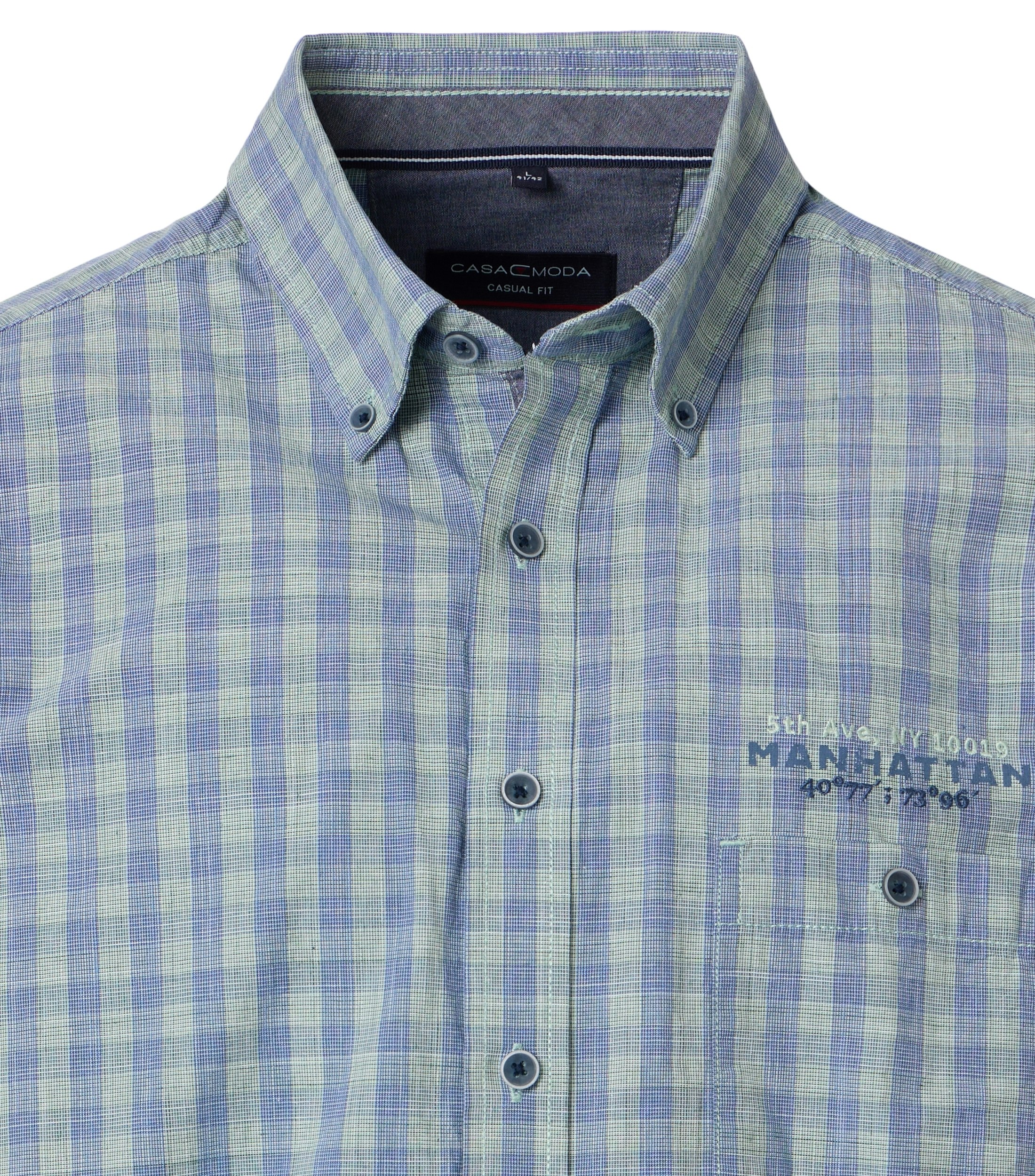 Ein Freizeithemd im kariert Muster in der Farbe Grün