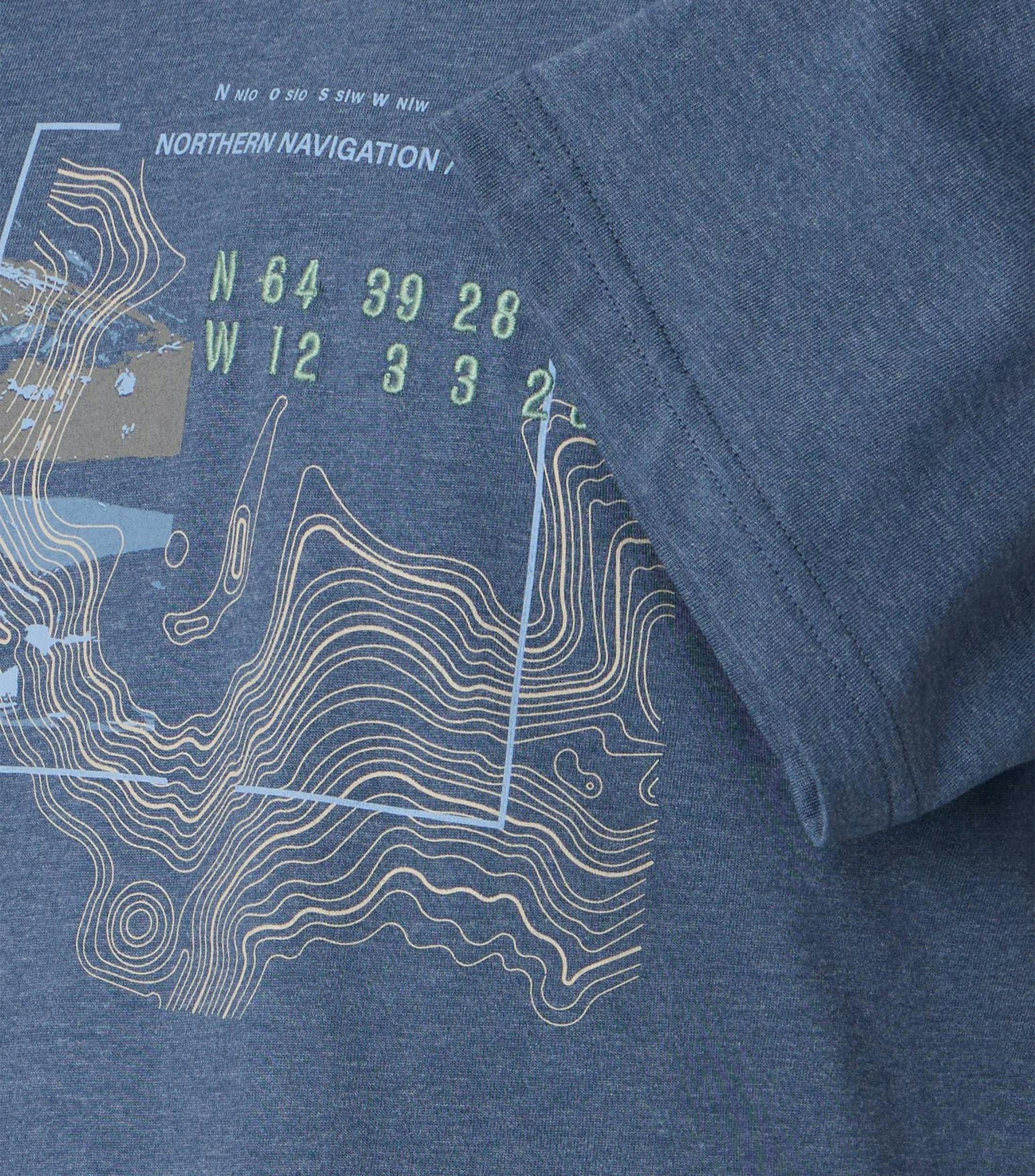 Ein T-Shirt im uni Muster in der Farbe Blau