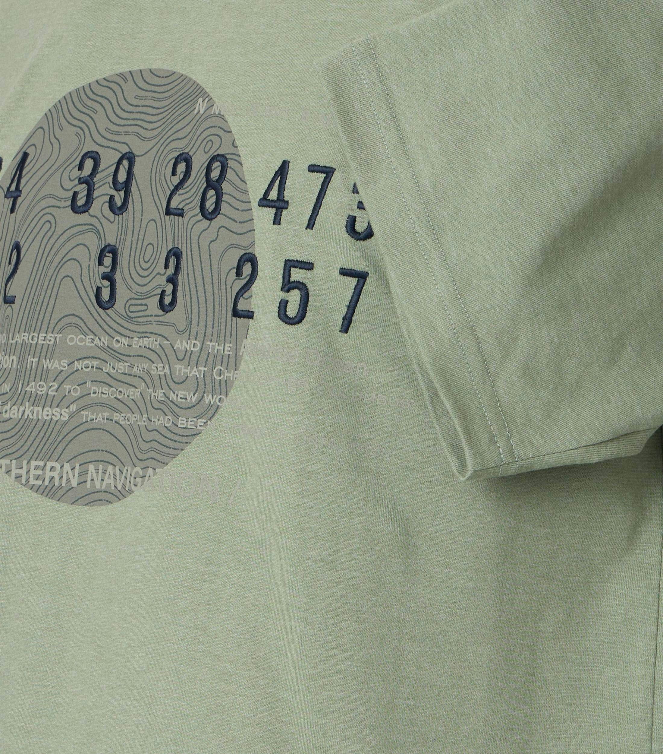 Ein T-Shirt im uni Muster in der Farbe Grün