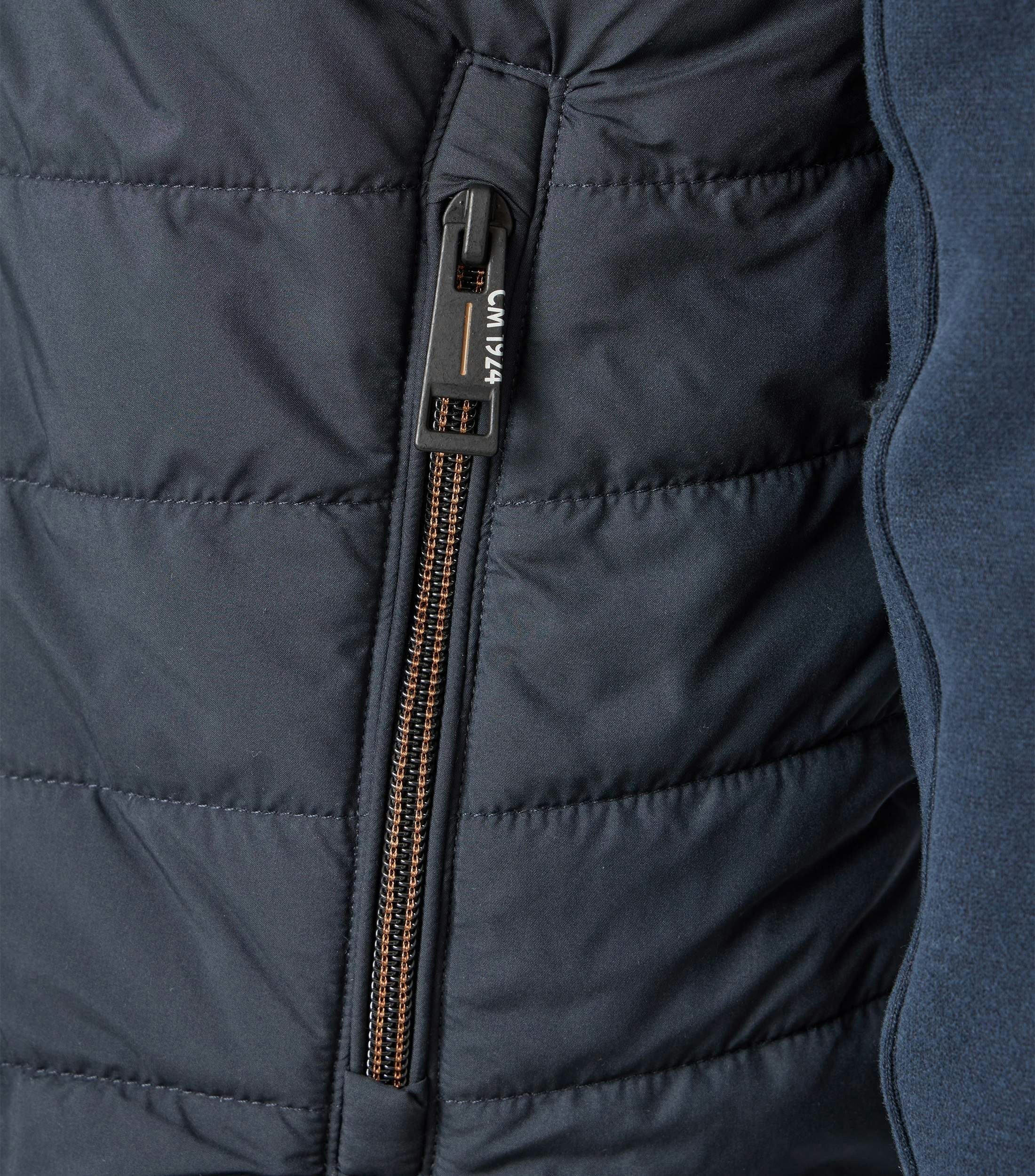 Eine Sweatjacke im uni Muster in der Farbe Blau