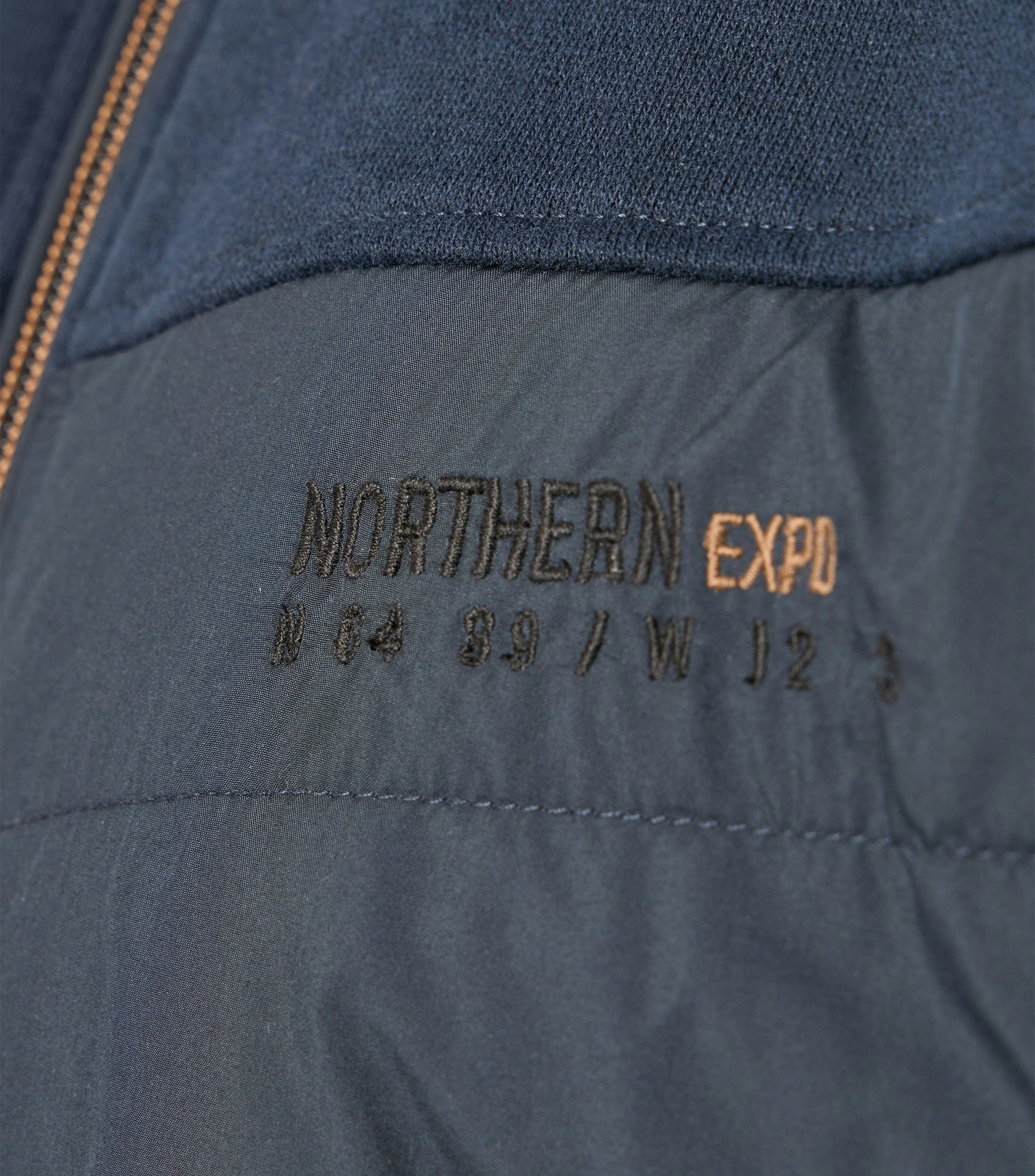 Eine Sweatjacke im uni Muster in der Farbe Blau