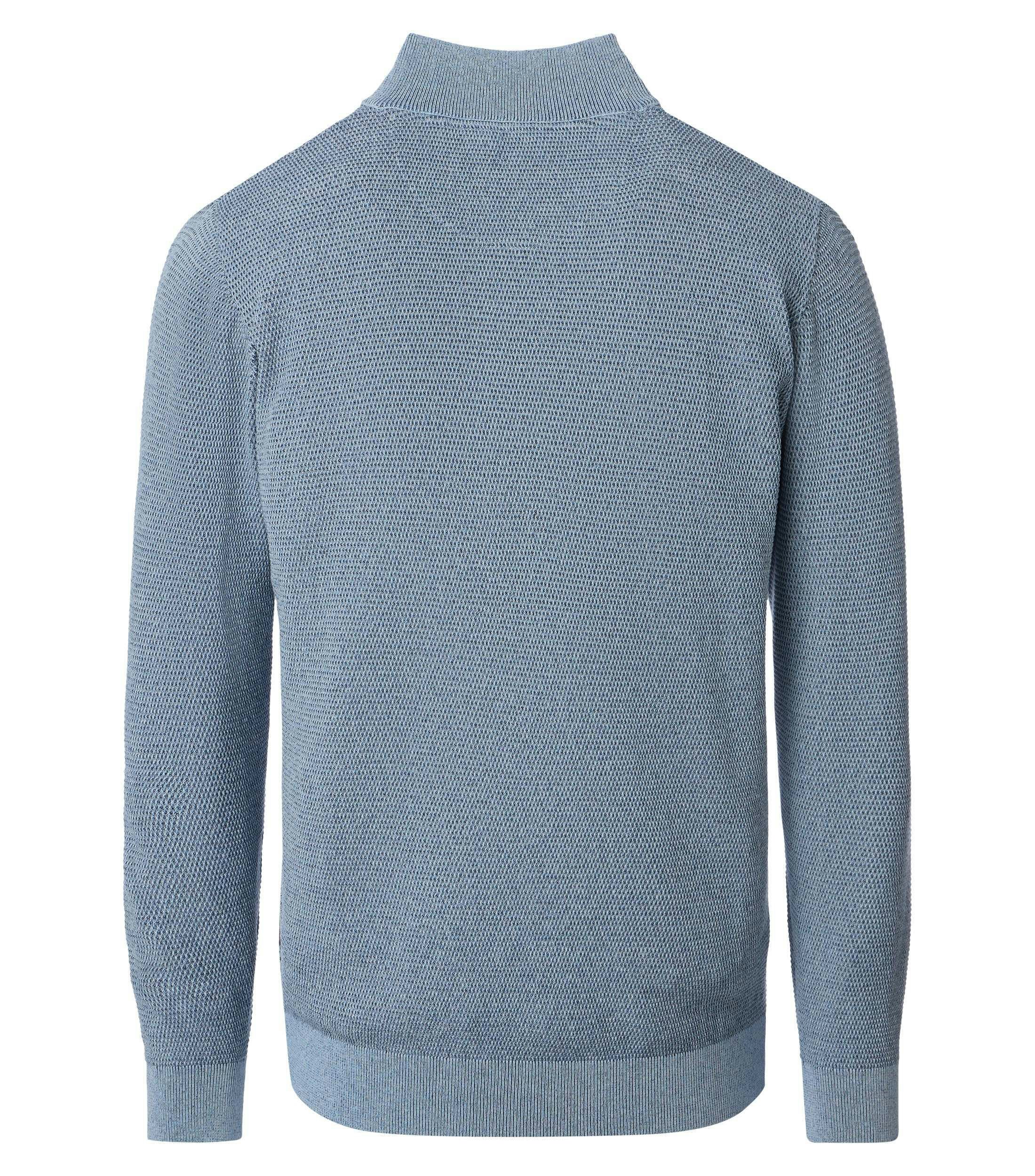 Ein Pullover im uni Muster in der Farbe Himmelblau