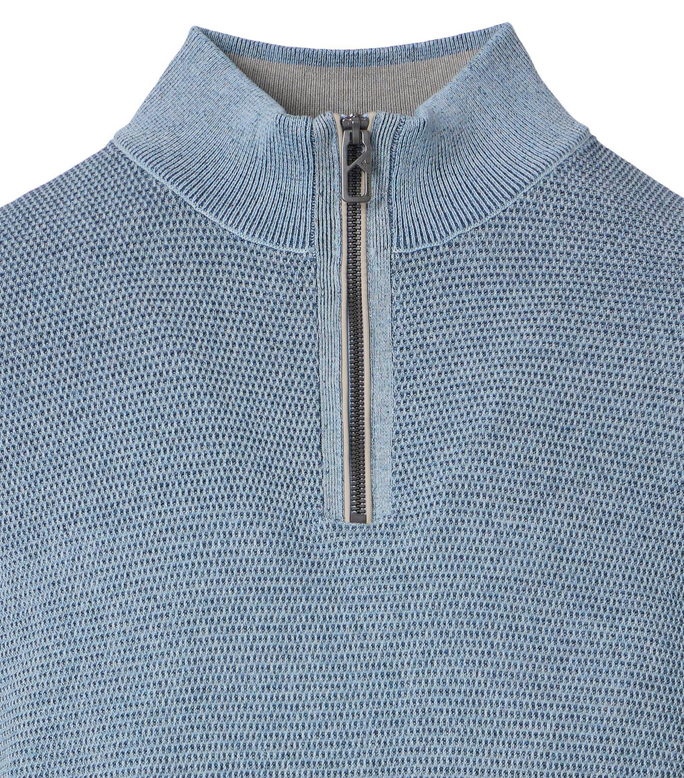 Ein Pullover im uni Muster in der Farbe Himmelblau