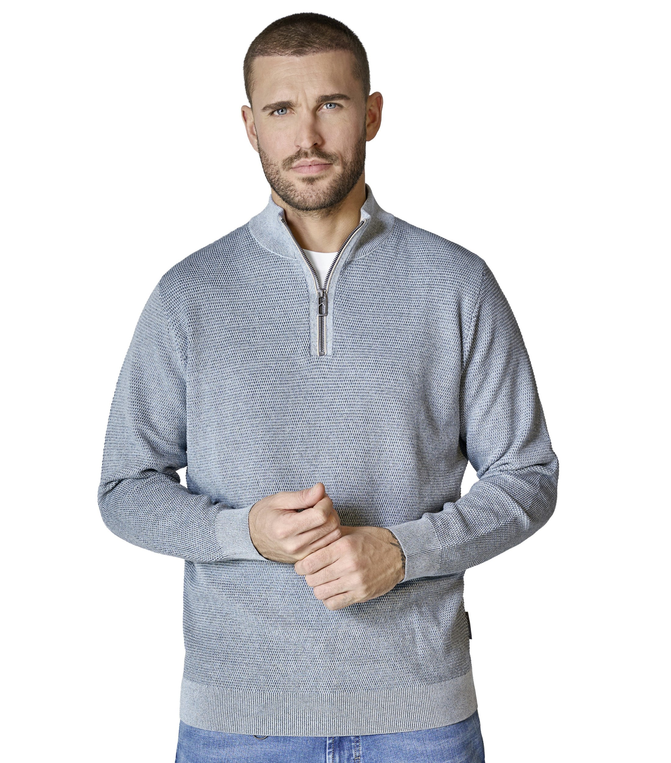 Ein Pullover im uni Muster in der Farbe Himmelblau