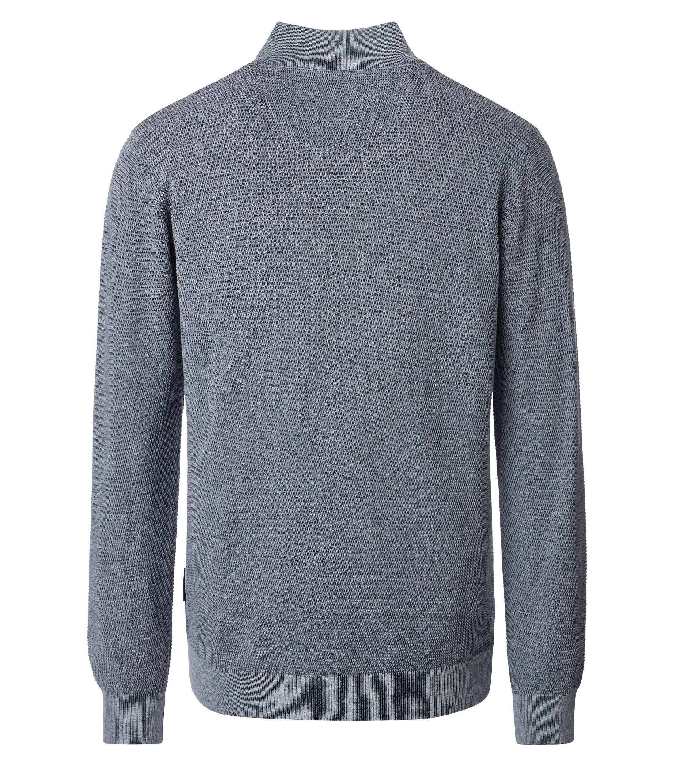 Ein Pullover im uni Muster in der Farbe Hellblau