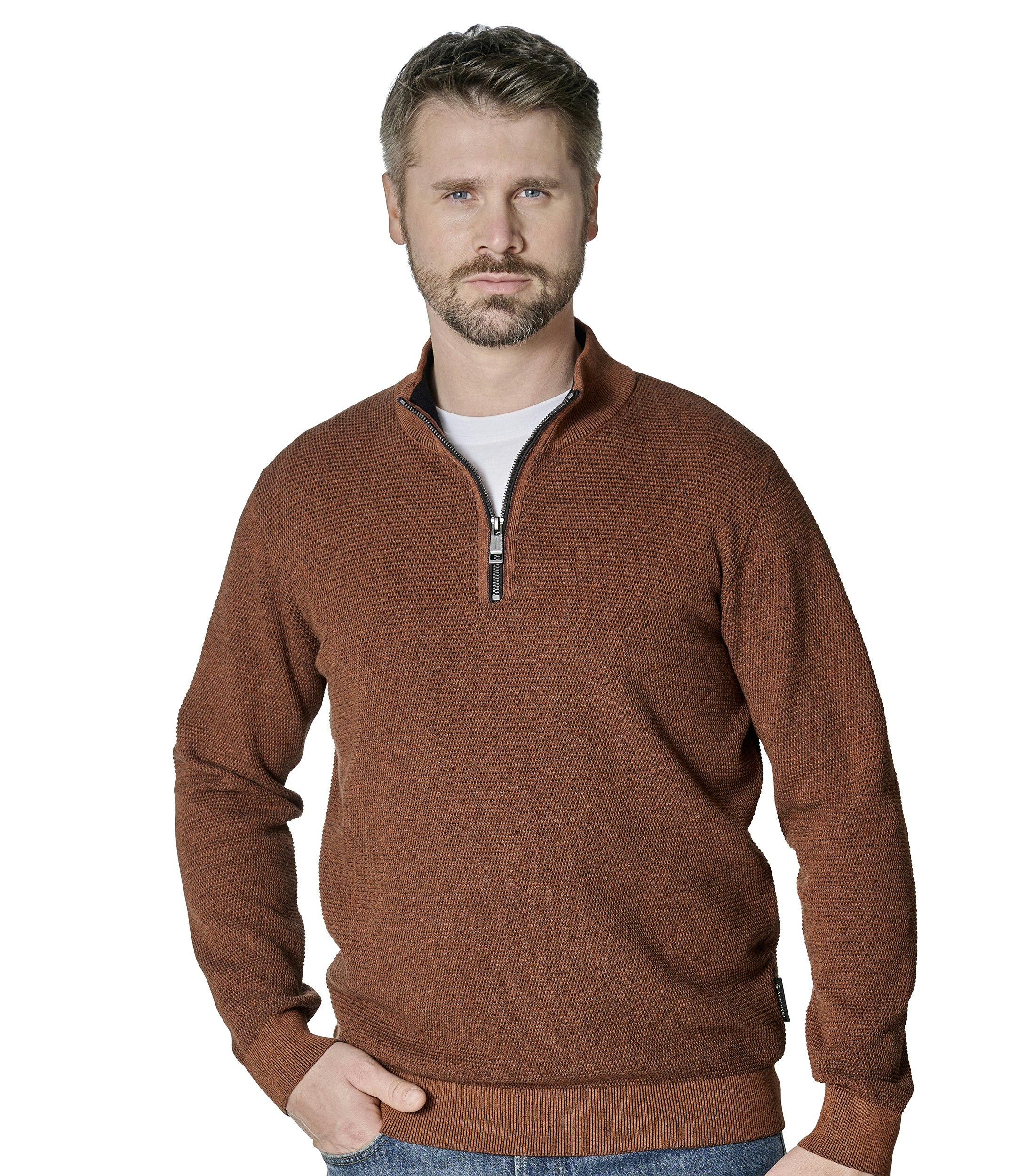 Ein Pullover im uni Muster in der Farbe Rotorange