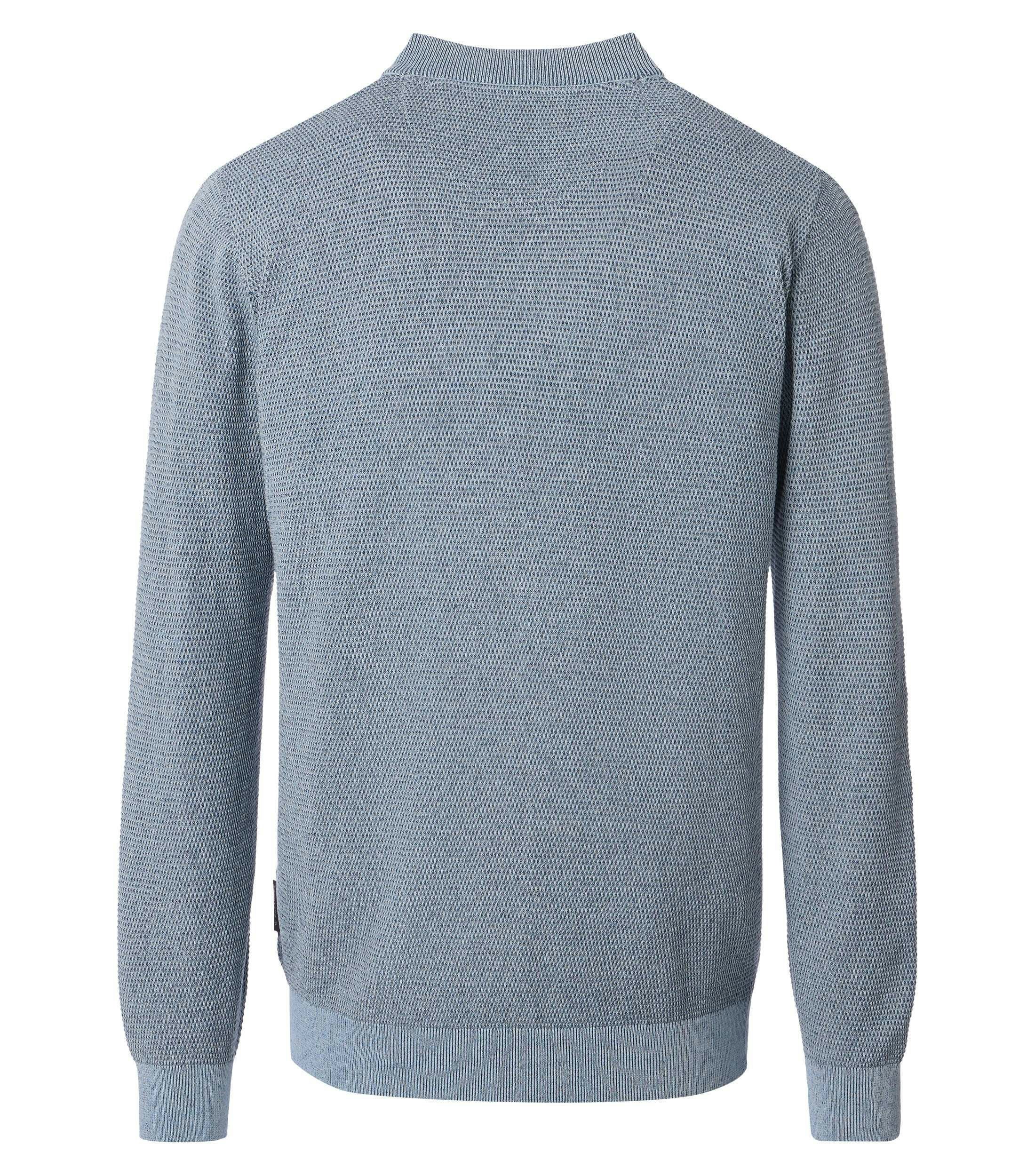 Eine Strickjacke im uni Muster in der Farbe Himmelblau