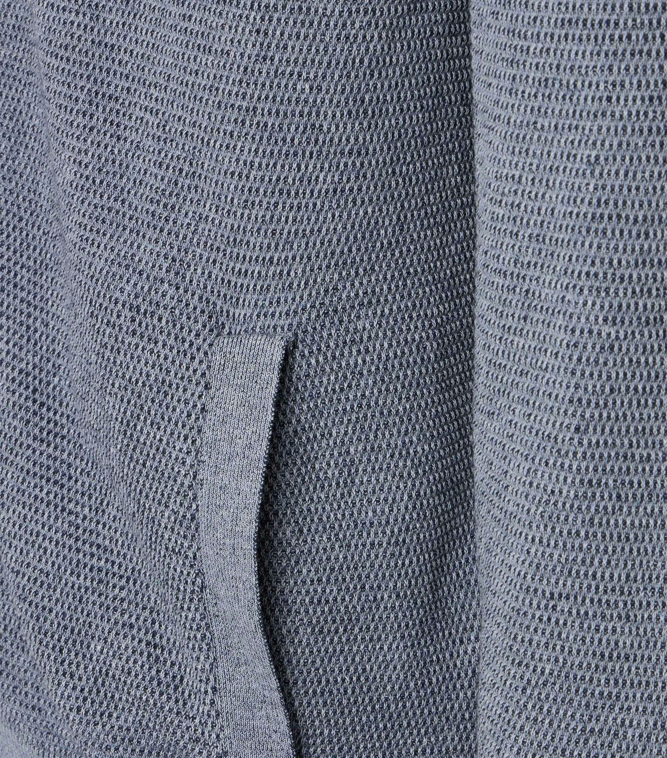 Eine Strickjacke im uni Muster in der Farbe Hellblau