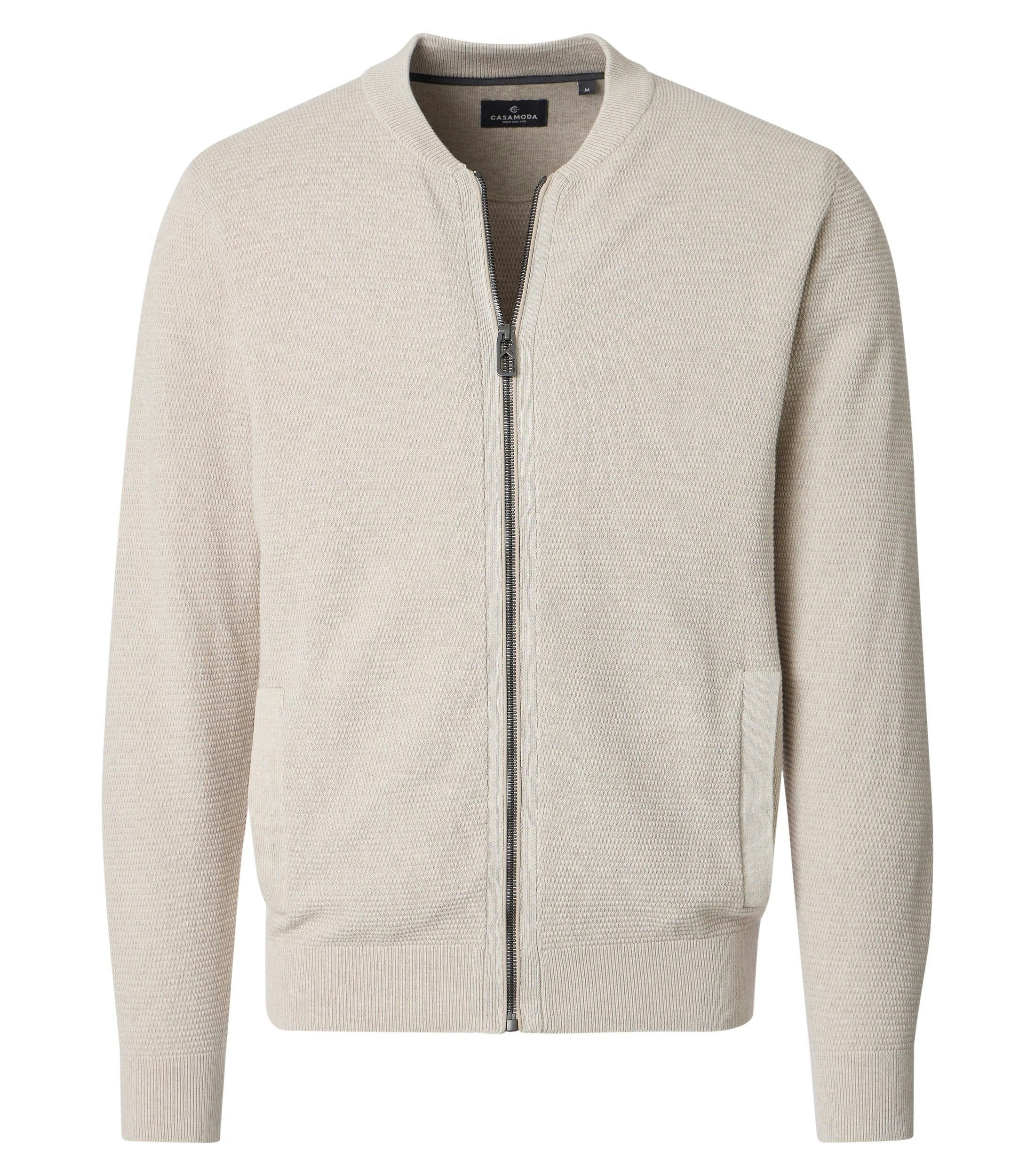 Eine Strickjacke im uni Muster in der Farbe Weißbeige