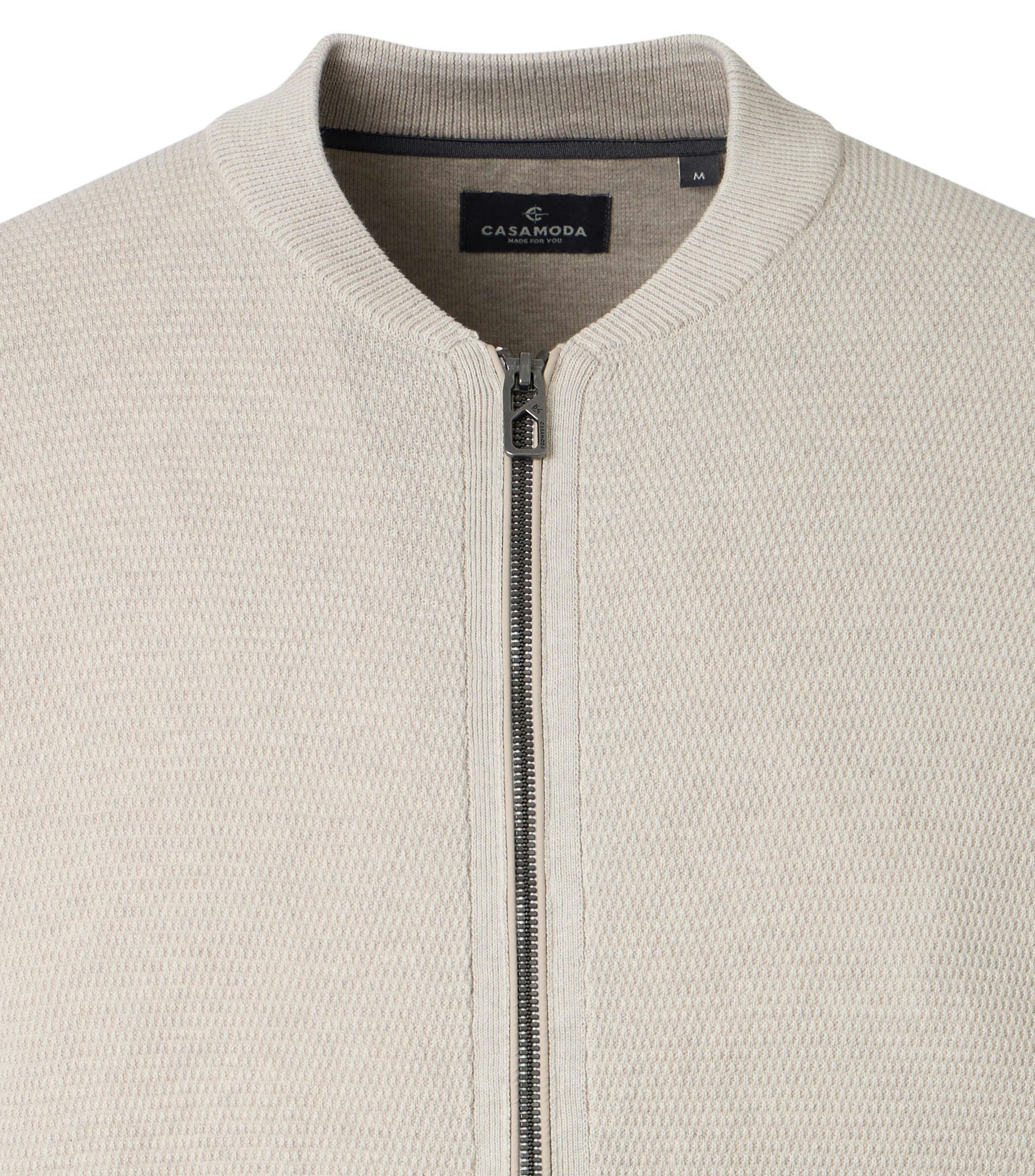 Eine Strickjacke im uni Muster in der Farbe Weißbeige