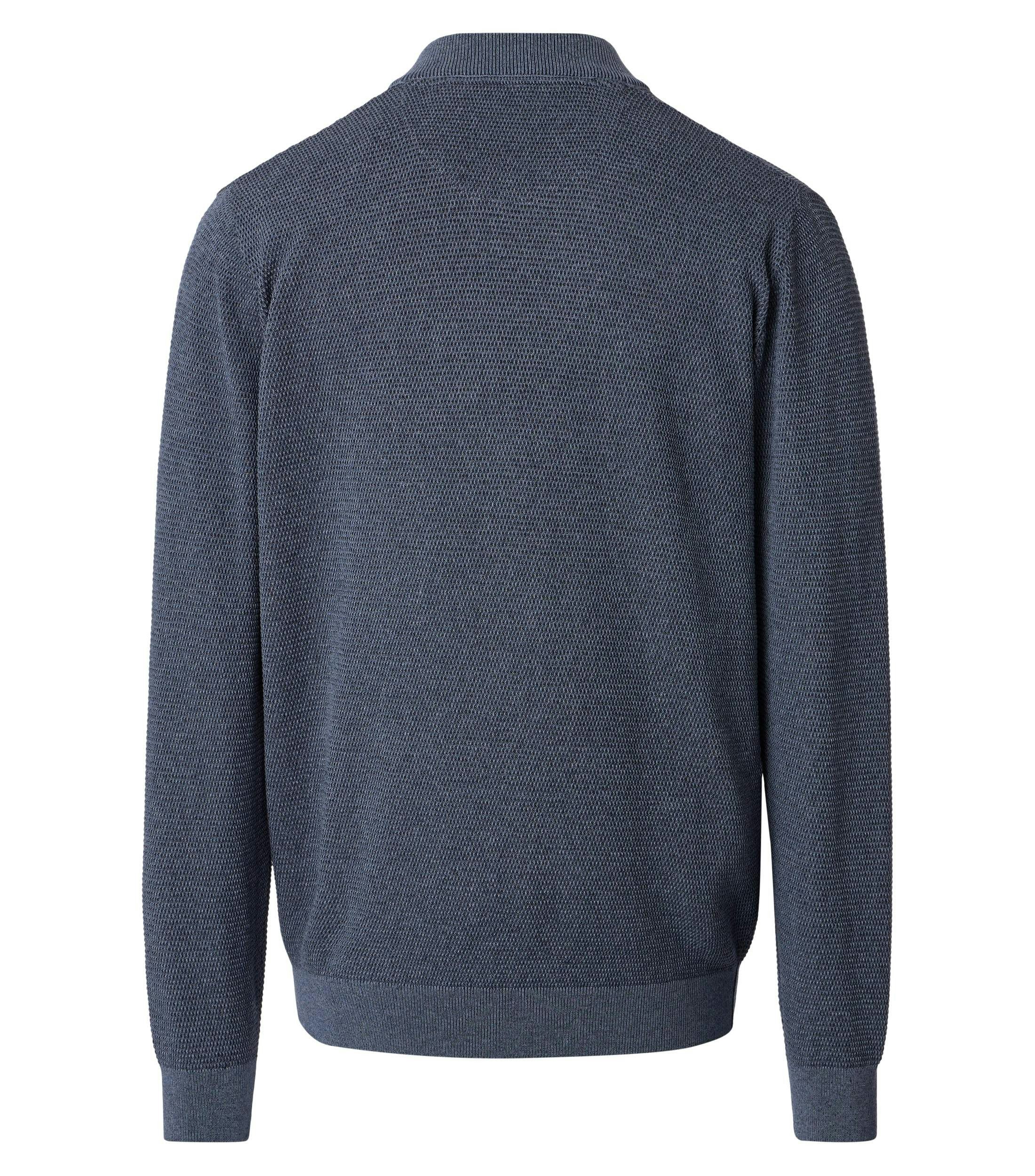 Eine Strickjacke im uni Muster in der Farbe Blau