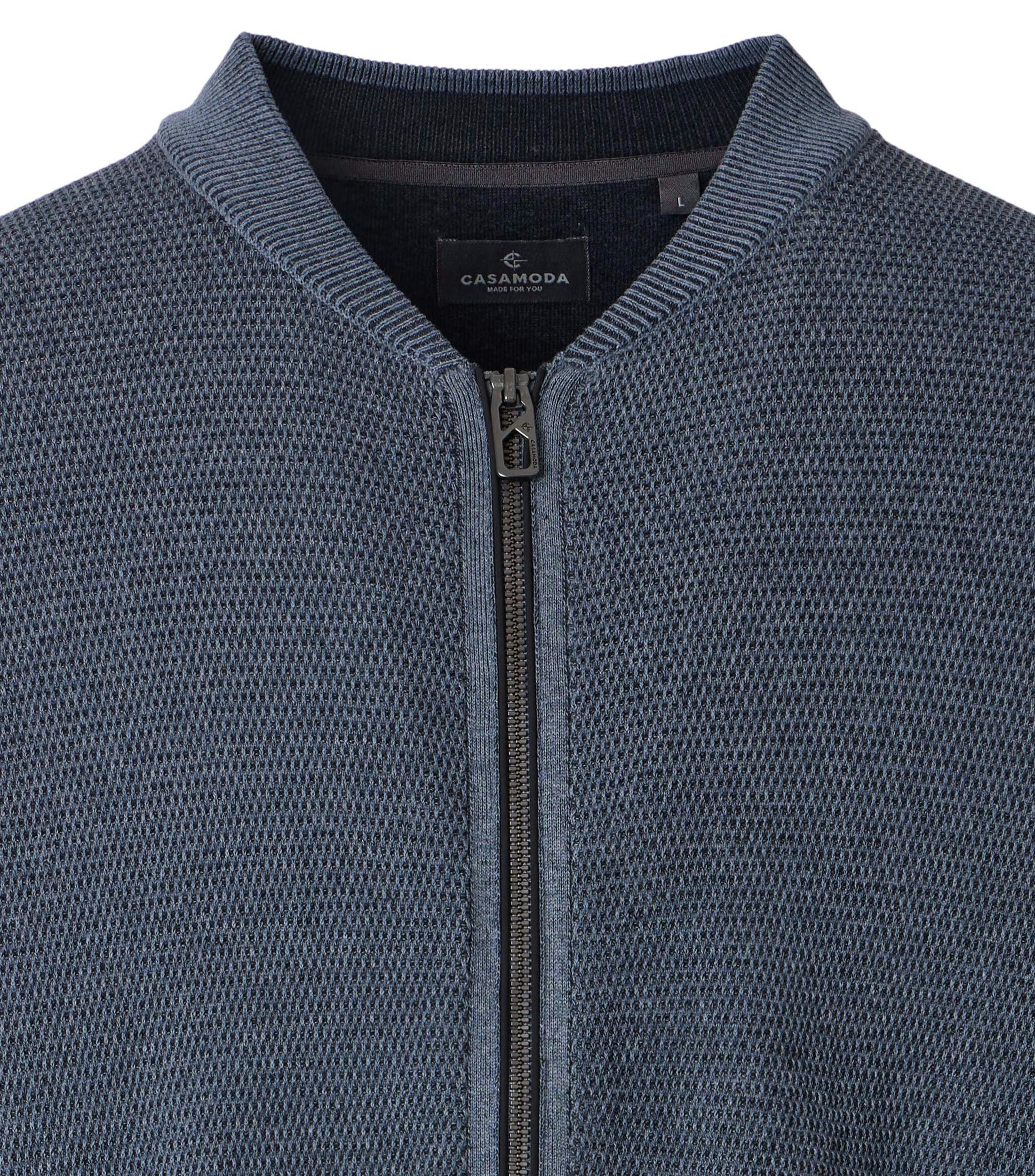 Eine Strickjacke im uni Muster in der Farbe Blau
