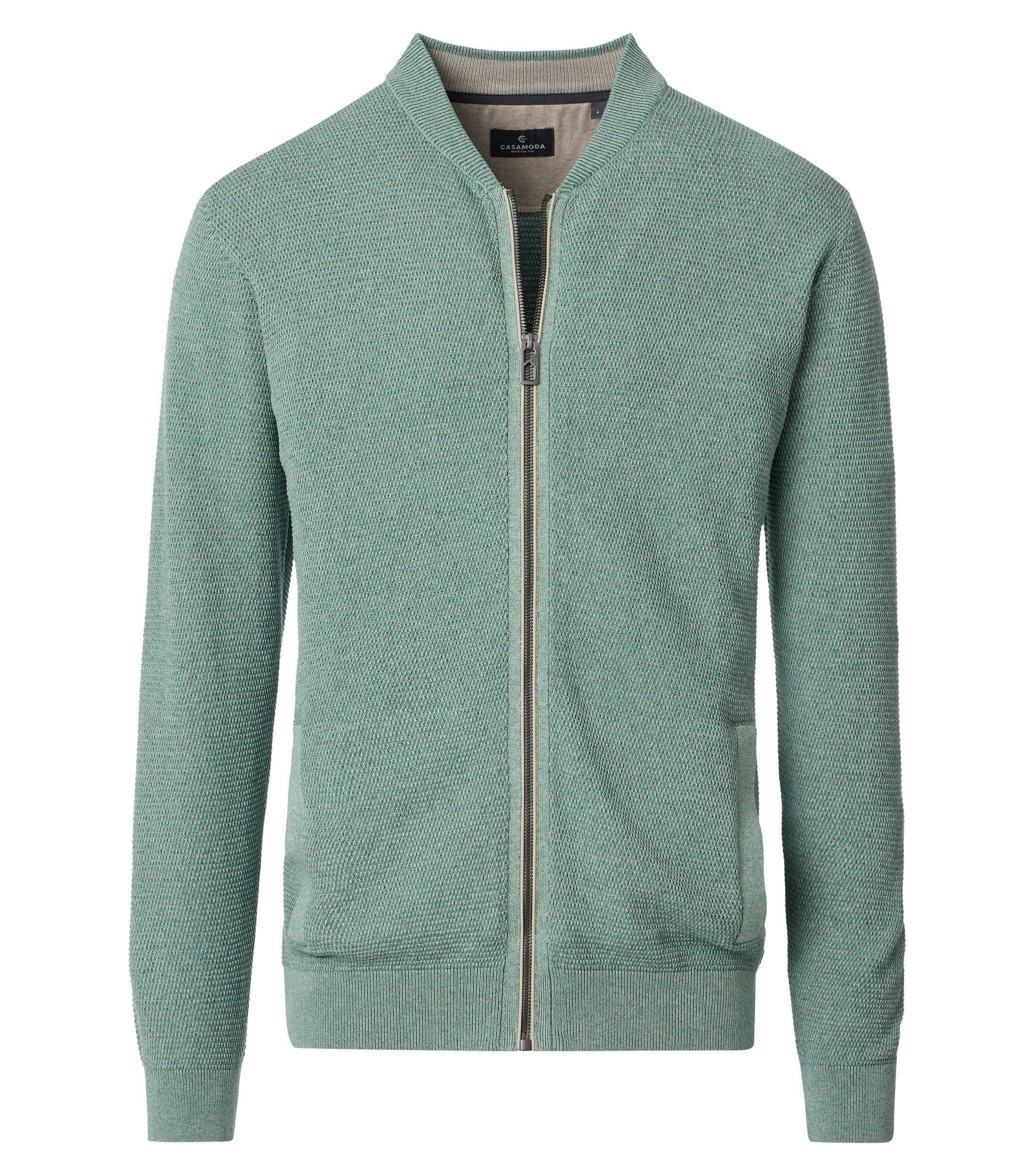 Eine Strickjacke im uni Muster in der Farbe Mint