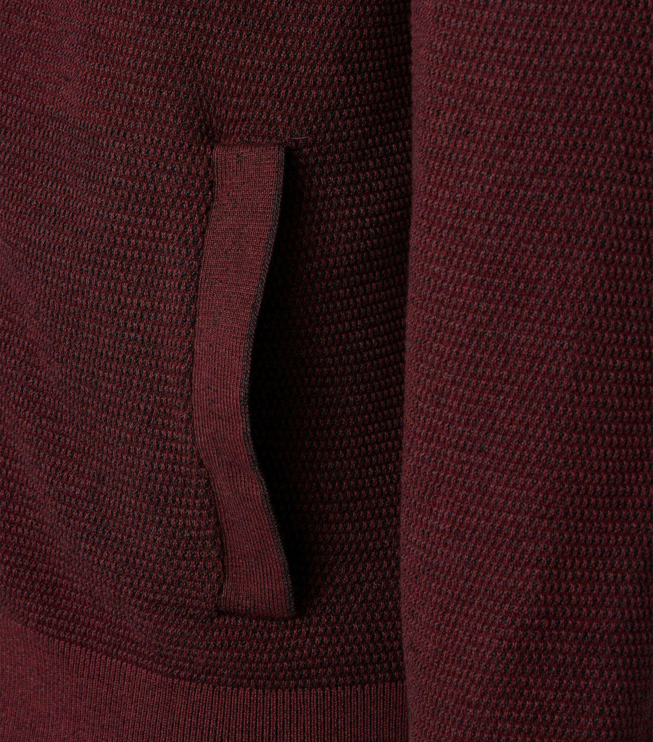 Eine Strickjacke im uni Muster in der Farbe Rot