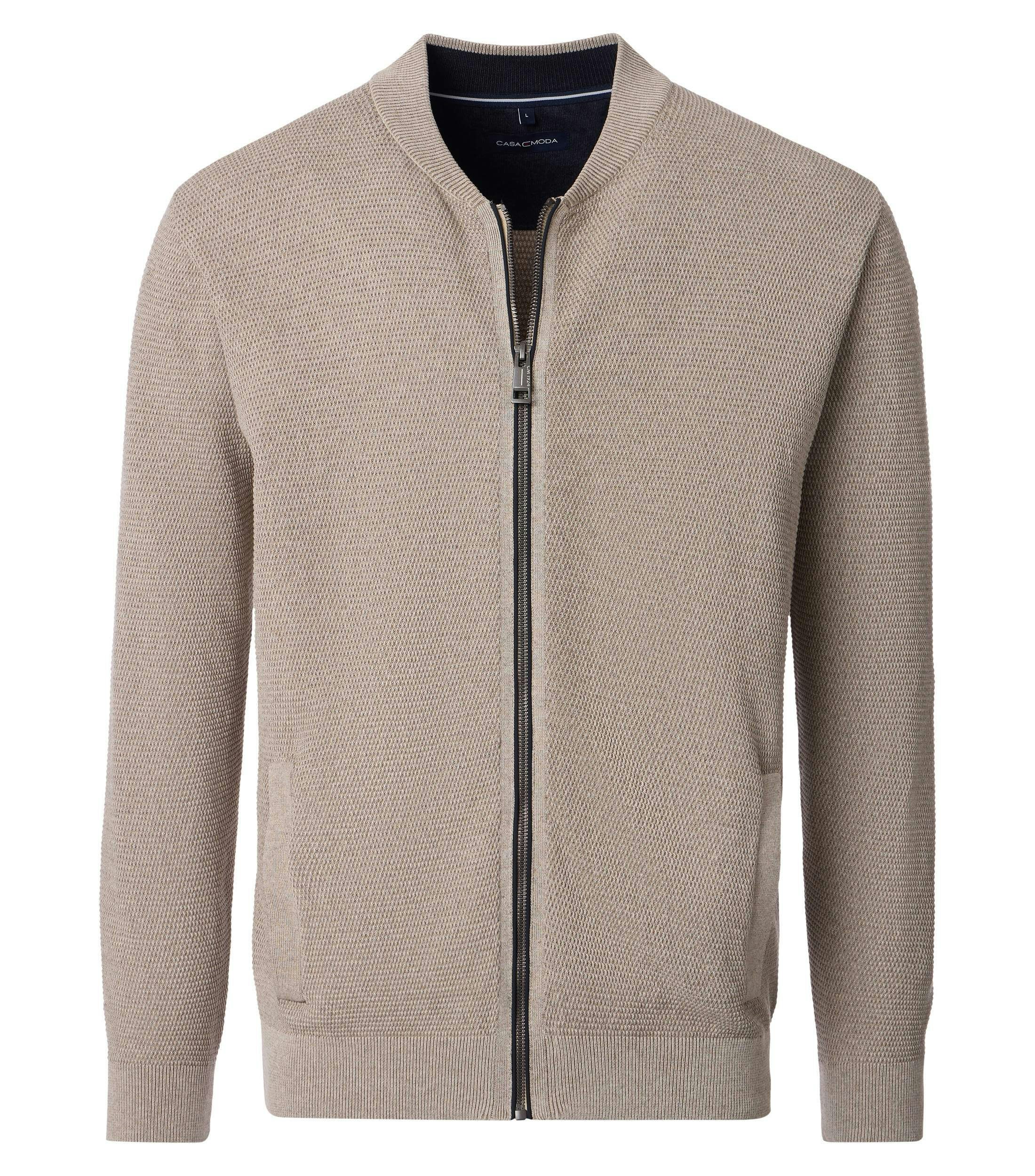 Eine Strickjacke im uni Muster in der Farbe Beige