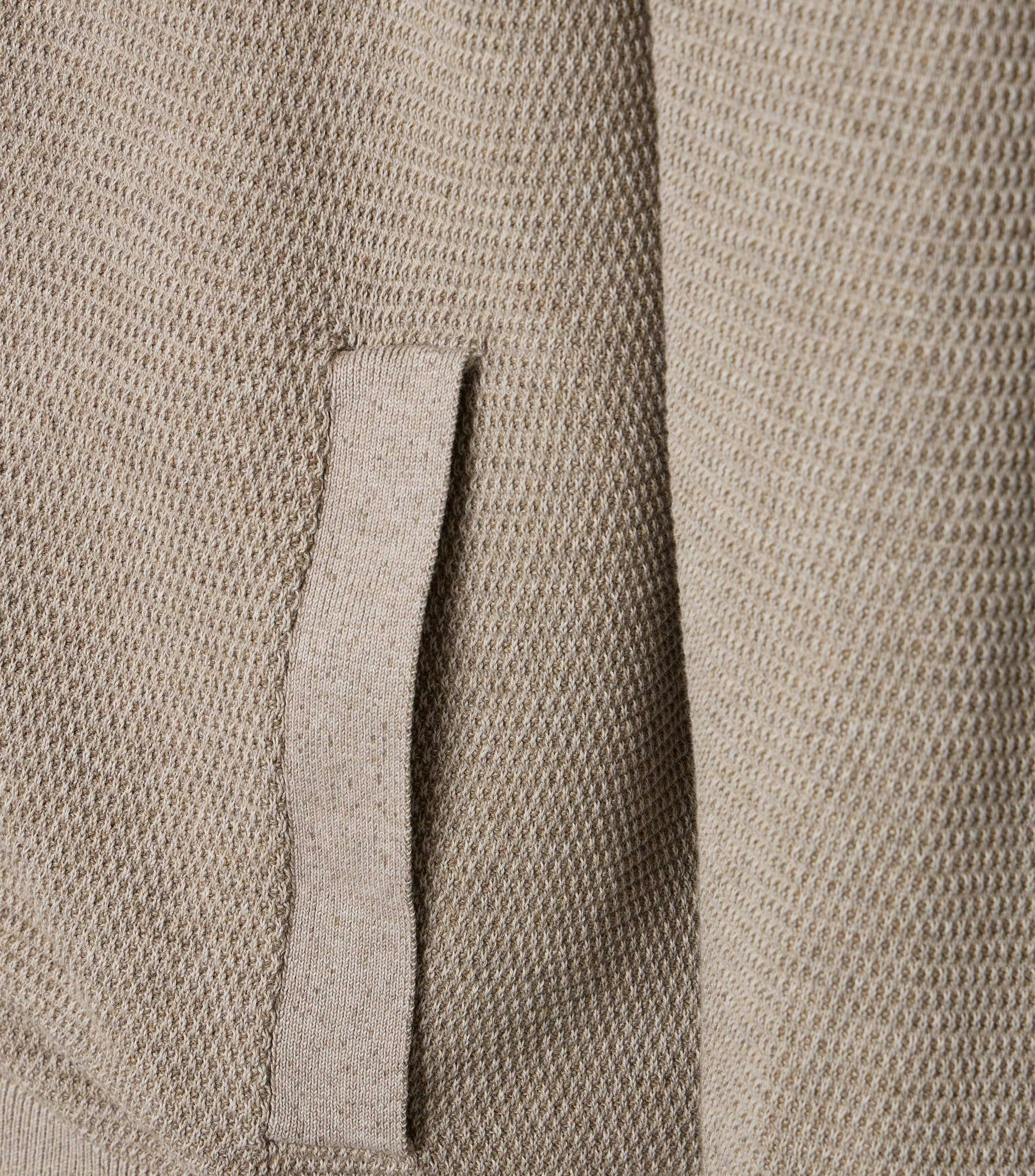 Eine Strickjacke im uni Muster in der Farbe Beige