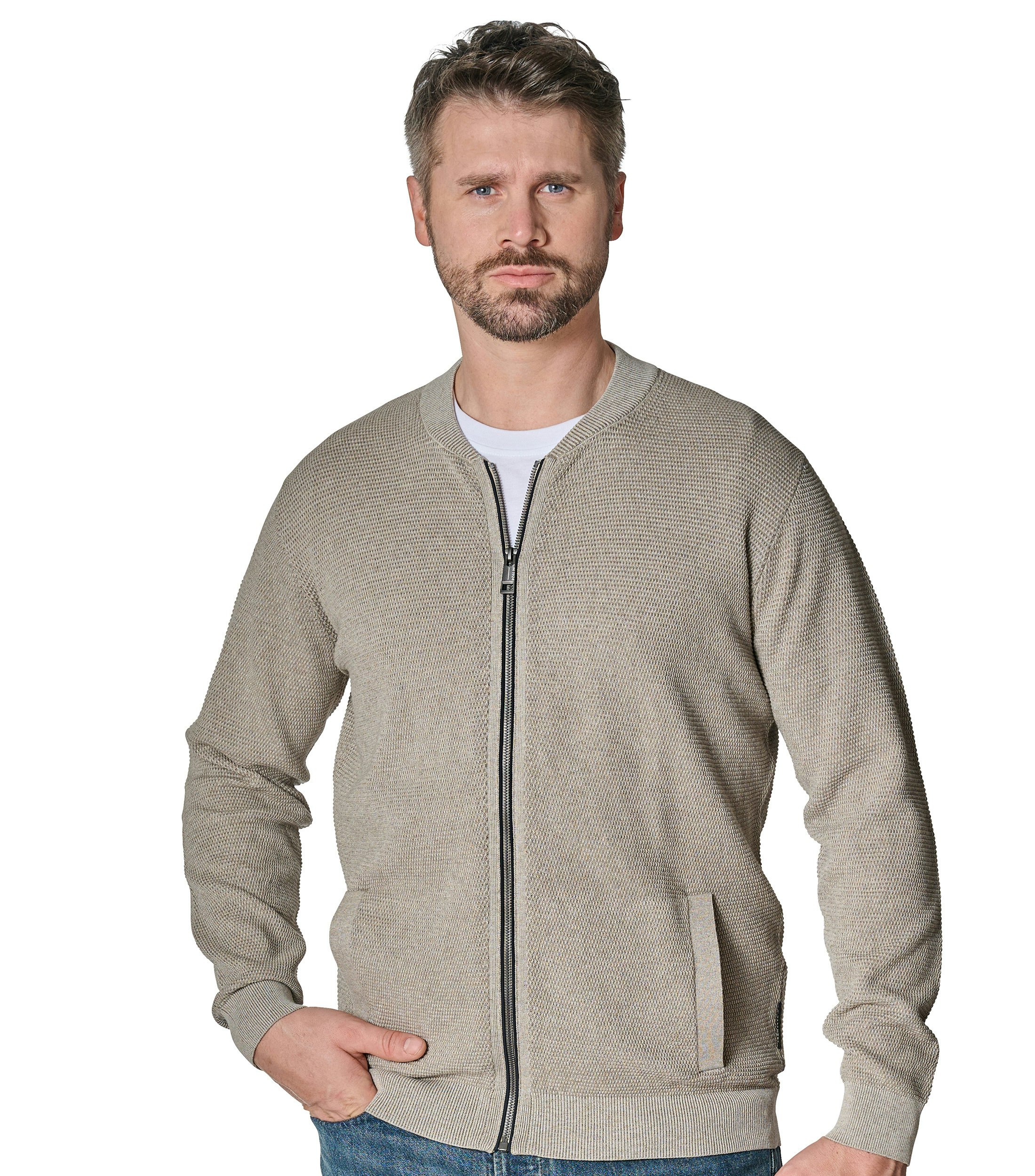 Eine Strickjacke im uni Muster in der Farbe Beige