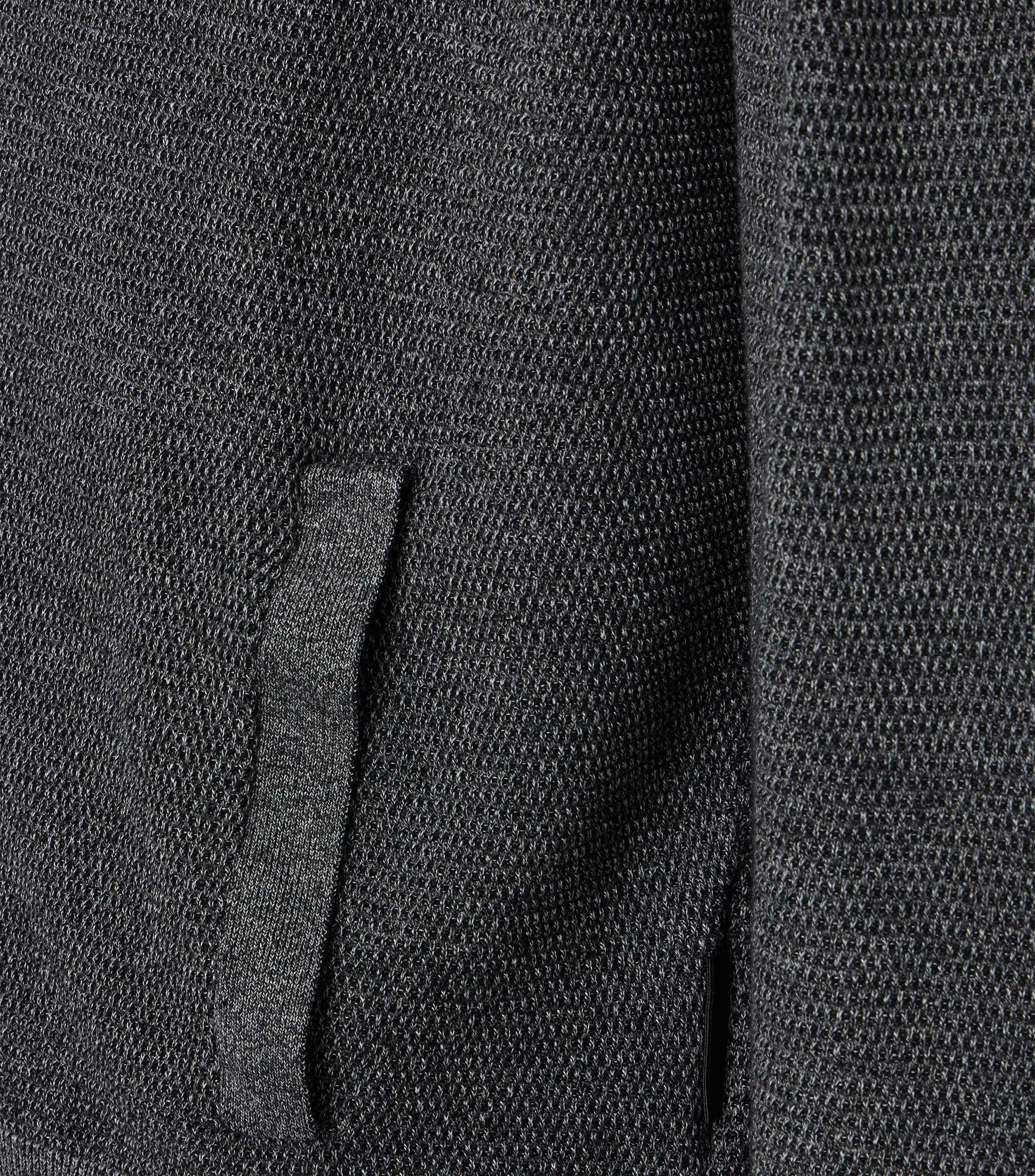 Eine Strickjacke im uni Muster in der Farbe Dunkelgrau