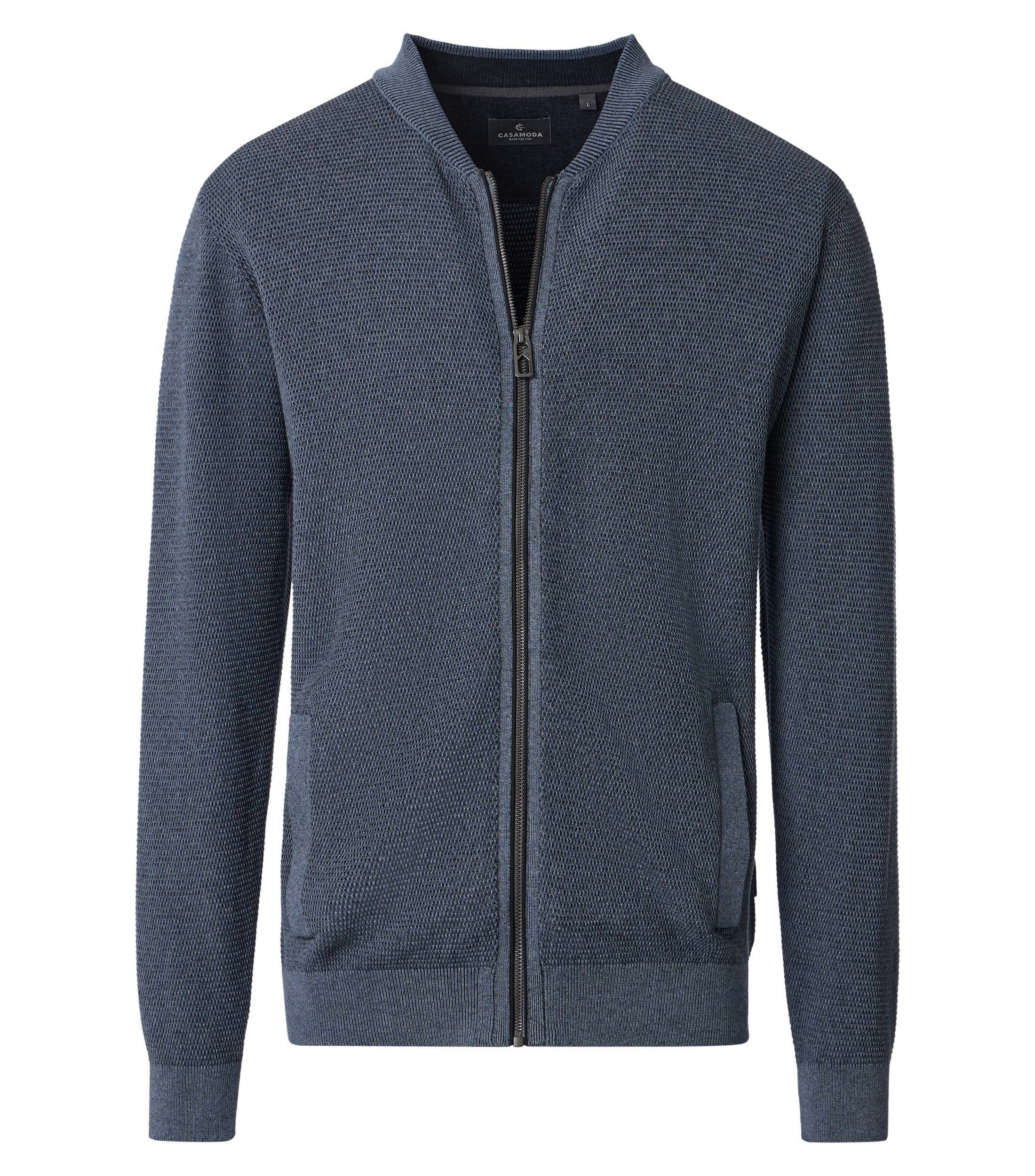 Eine Strickjacke im uni Muster in der Farbe Blau